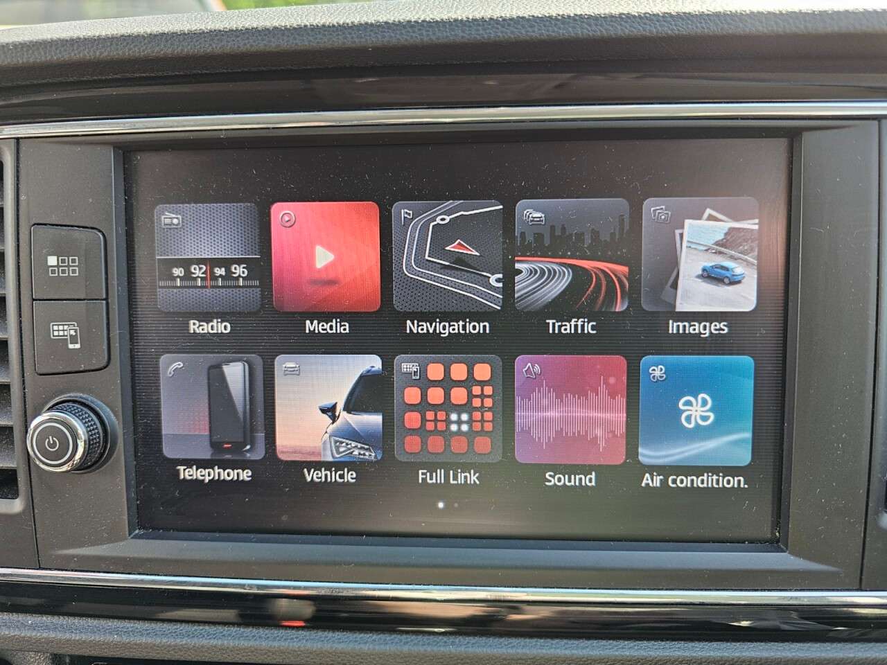 A 2018 SEAT LEON 2.0 TDI FR Technology ST 5dr Diesel Manual Euro 6 (s/s) (150 ps) A 2018 SEAT LEON 2.0 TDI FR Technology ST 5dr Diesel Manual Euro 6 (s/s) (150 ps)