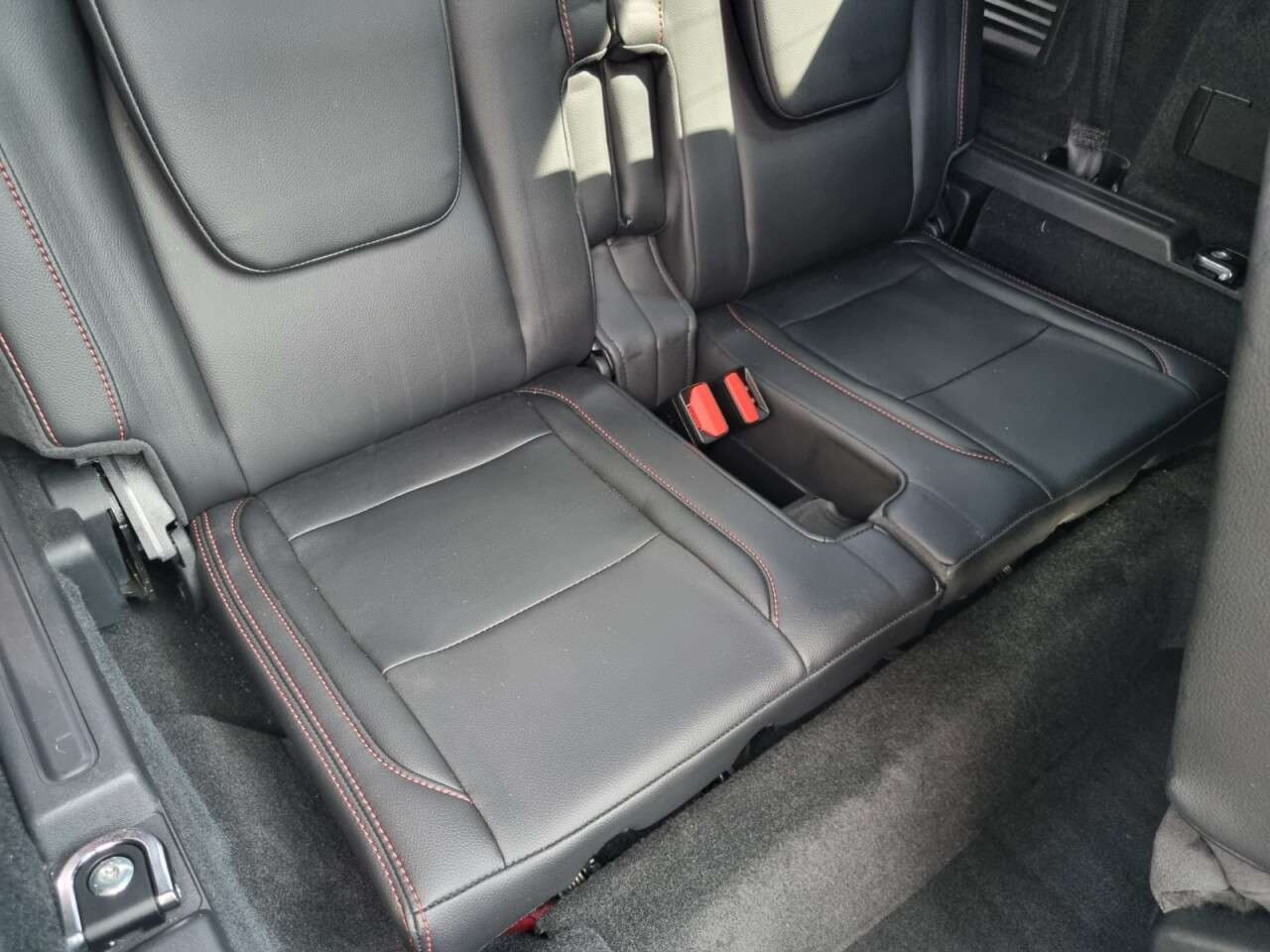 A 2019 LAND ROVER DISCOVERY SPORT R-DYNAMIC S A 2019 LAND ROVER DISCOVERY SPORT R-DYNAMIC S