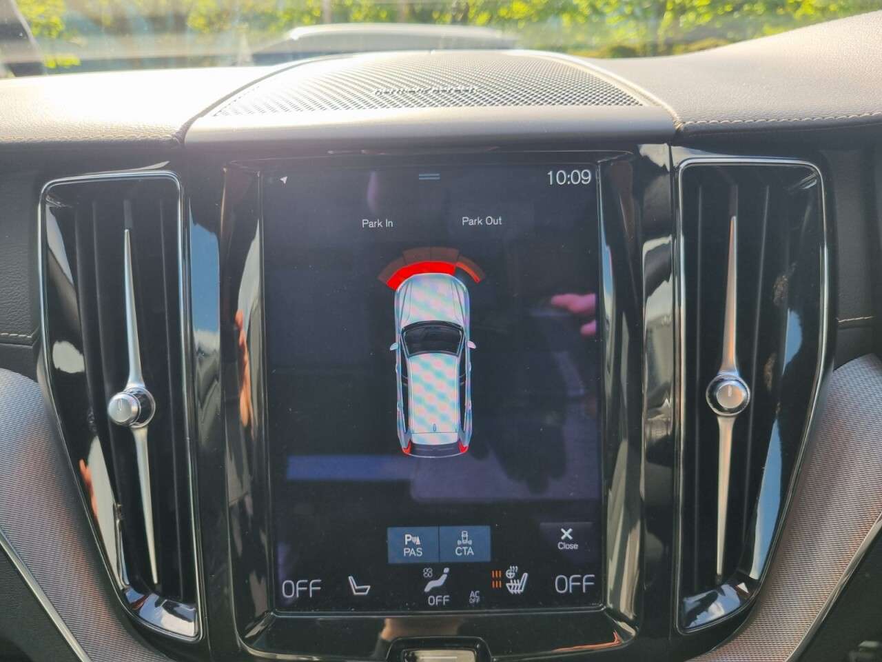 A 2021 VOLVO XC60 2.0 B4 MHEV R-Design Pro SUV 5dr Diesel Hybrid Auto AWD Euro 6 (s/s) (197 p A 2021 VOLVO XC60 2.0 B4 MHEV R-Design Pro SUV 5dr Diesel Hybrid Auto AWD Euro 6 (s/s) (197 p