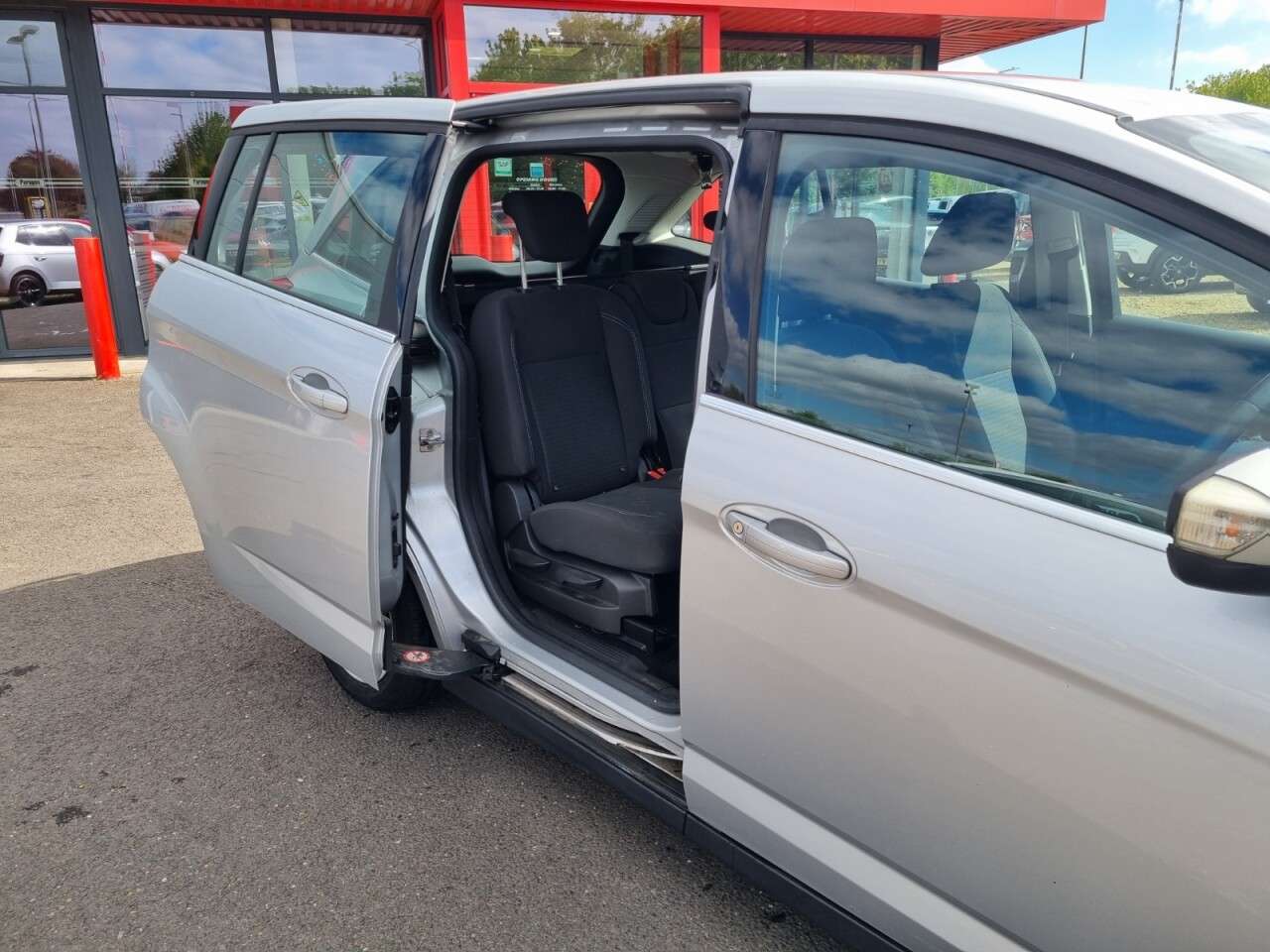 A 2017 FORD GRAND C-MAX 1.0T EcoBoost Zetec MPV 5dr Petrol Manual Euro 6 (s/s) (125 ps) A 2017 FORD GRAND C-MAX 1.0T EcoBoost Zetec MPV 5dr Petrol Manual Euro 6 (s/s) (125 ps)