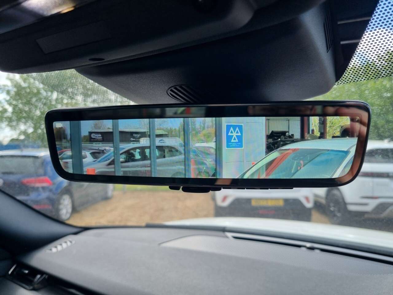 A 2019 LAND ROVER RANGE ROVER EVOQUE 2.0 D180 R-Dynamic S SUV 5dr Diesel Auto 4WD Euro 6 (s/s) (180 ps) A 2019 LAND ROVER RANGE ROVER EVOQUE 2.0 D180 R-Dynamic S SUV 5dr Diesel Auto 4WD Euro 6 (s/s) (180 ps)