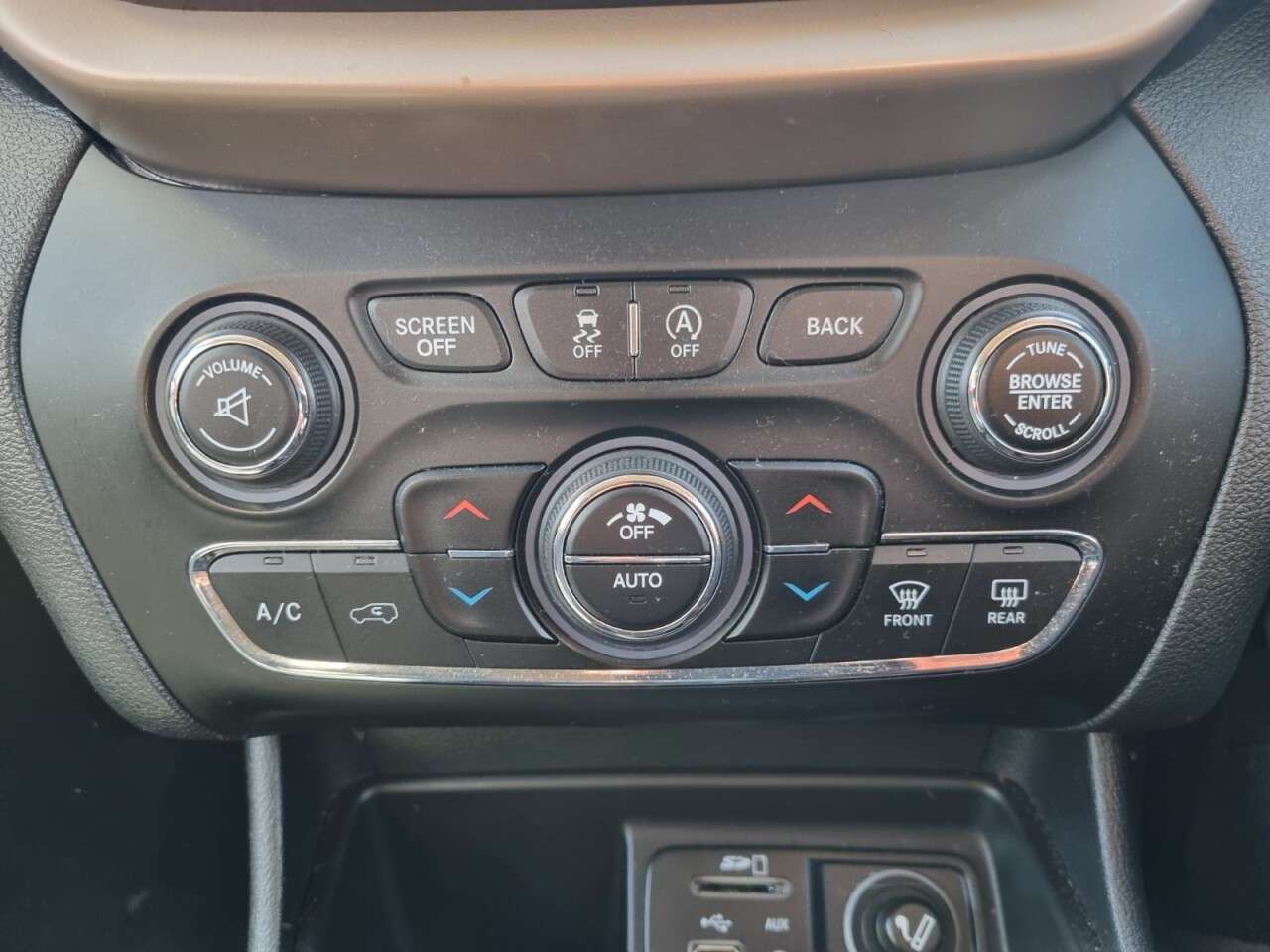 A 2016 JEEP CHEROKEE 2.0 MultiJetII Limited SUV 5dr Diesel Manual Euro 6 (s/s) (140 ps) A 2016 JEEP CHEROKEE 2.0 MultiJetII Limited SUV 5dr Diesel Manual Euro 6 (s/s) (140 ps)