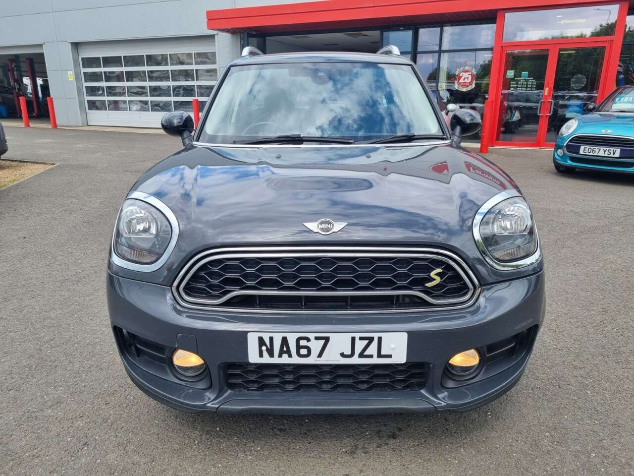 A 2017 MINI COUNTRYMAN 1.5 7.6kWh Cooper SE SUV 5dr Petrol Plug-in Hybrid Auto ALL4 Euro 6 (s/s) ( A 2017 MINI COUNTRYMAN 1.5 7.6kWh Cooper SE SUV 5dr Petrol Plug-in Hybrid Auto ALL4 Euro 6 (s/s) (