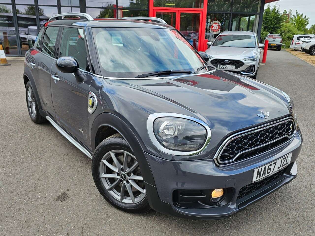 A 2017 MINI COUNTRYMAN 1.5 7.6kWh Cooper SE SUV 5dr Petrol Plug-in Hybrid Auto ALL4 Euro 6 (s/s) ( A 2017 MINI COUNTRYMAN 1.5 7.6kWh Cooper SE SUV 5dr Petrol Plug-in Hybrid Auto ALL4 Euro 6 (s/s) (