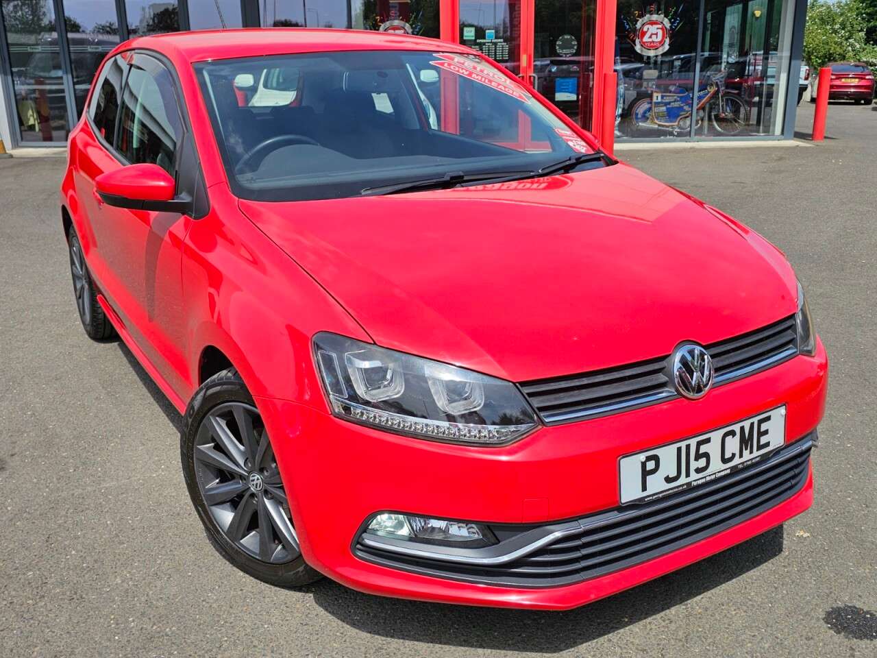 A 2015 VOLKSWAGEN POLO 1.0 BlueMotion Tech SE Hatchback 3dr Petrol Manual Euro 6 (s/s) (60 ps) A 2015 VOLKSWAGEN POLO 1.0 BlueMotion Tech SE Hatchback 3dr Petrol Manual Euro 6 (s/s) (60 ps)