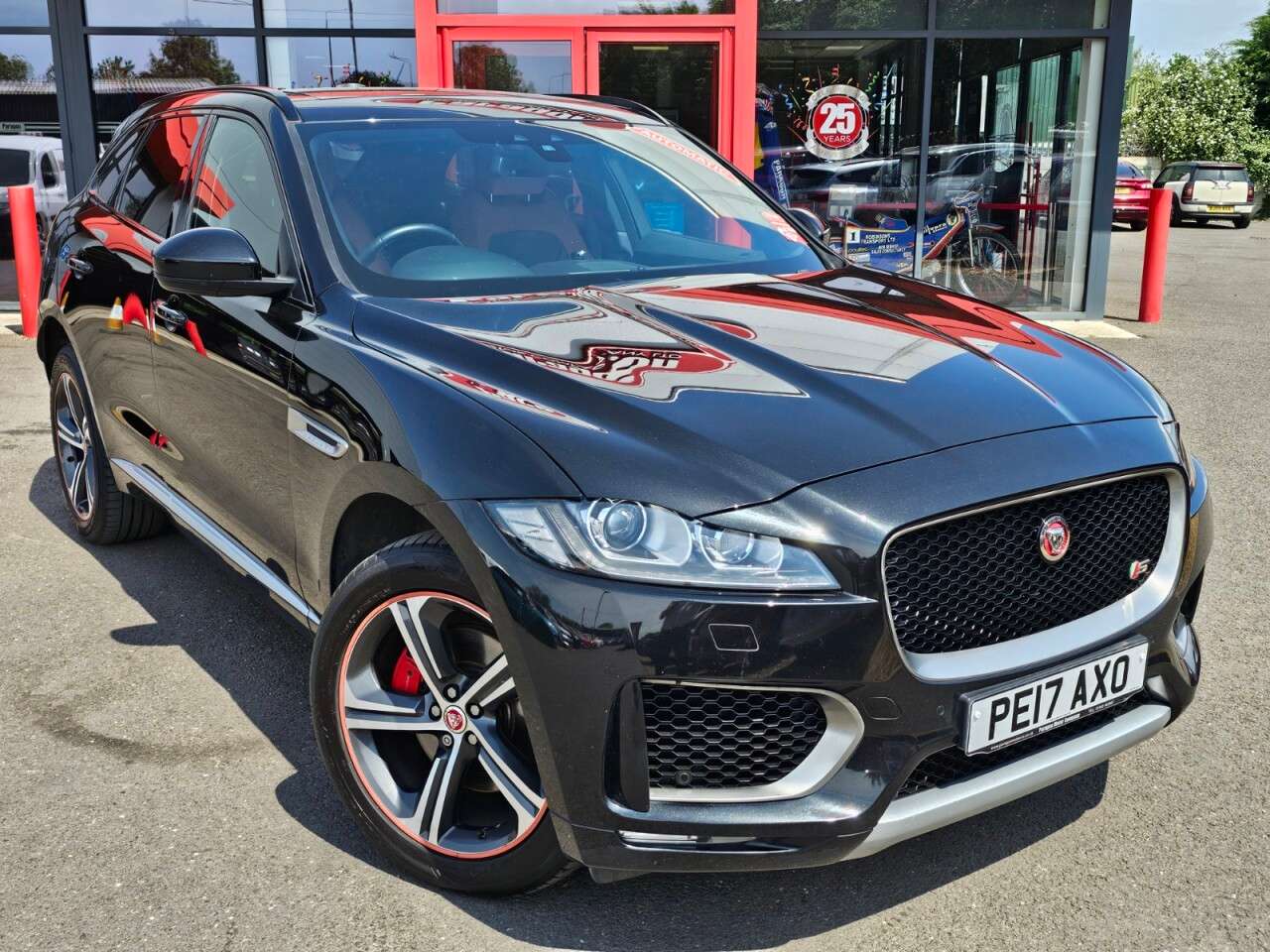 A 2017 JAGUAR F-PACE 3.0 D300 V6 S SUV 5dr Diesel Auto AWD Euro 6 (s/s) (300 ps) A 2017 JAGUAR F-PACE 3.0 D300 V6 S SUV 5dr Diesel Auto AWD Euro 6 (s/s) (300 ps)