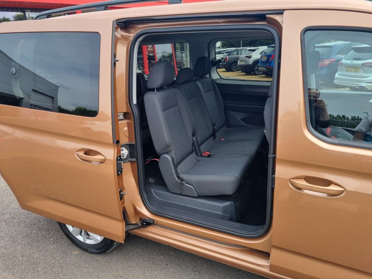 A 2024 VOLKSWAGEN CADDY MAXI 2.0 TDI Life MPV 5dr Diesel DSG Euro 6 (s/s) (122 ps) A 2024 VOLKSWAGEN CADDY MAXI 2.0 TDI Life MPV 5dr Diesel DSG Euro 6 (s/s) (122 ps)