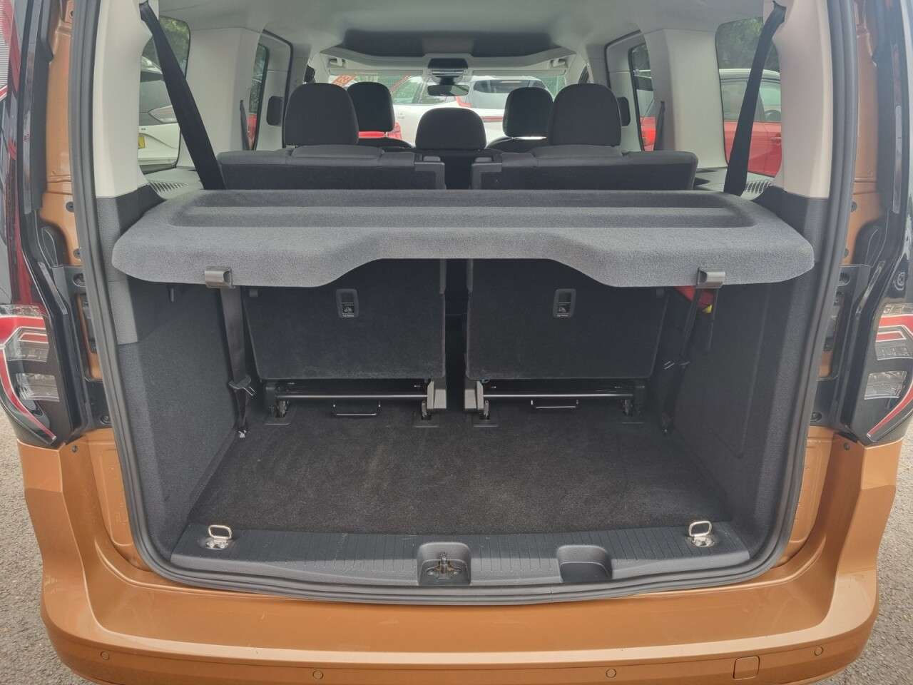 A 2024 VOLKSWAGEN CADDY MAXI 2.0 TDI Life MPV 5dr Diesel DSG Euro 6 (s/s) (122 ps) A 2024 VOLKSWAGEN CADDY MAXI 2.0 TDI Life MPV 5dr Diesel DSG Euro 6 (s/s) (122 ps)