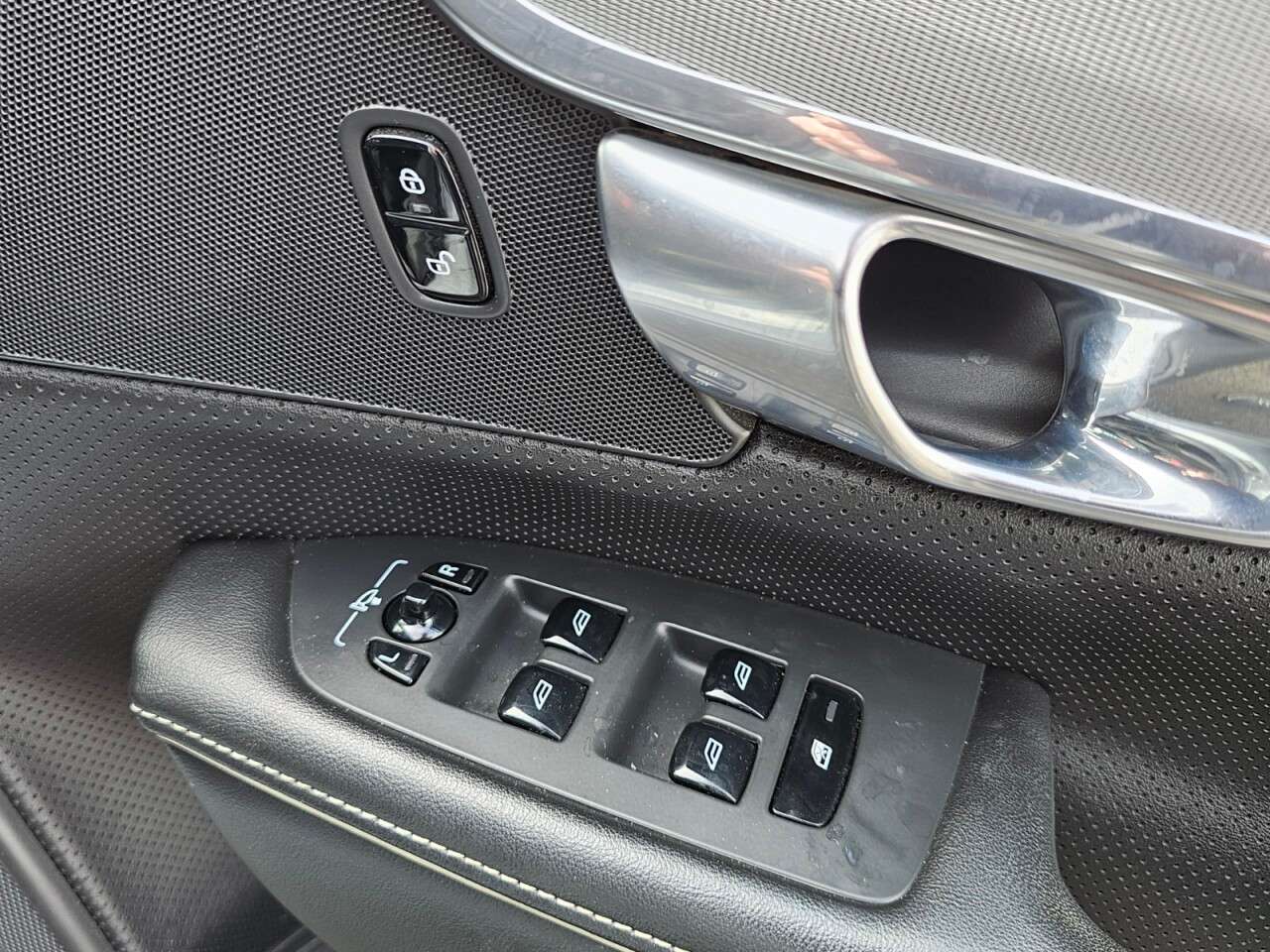2017 VOLVO S90 2017 VOLVO S90