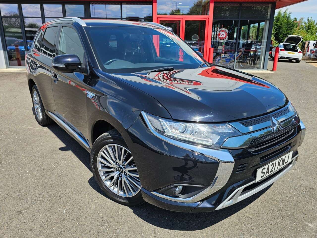 A 2021 MITSUBISHI OUTLANDER 2.4h TwinMotor 13.8kWh Dynamic SUV 5dr Petrol Plug-in Hybrid CVT 4WD Euro 6 A 2021 MITSUBISHI OUTLANDER 2.4h TwinMotor 13.8kWh Dynamic SUV 5dr Petrol Plug-in Hybrid CVT 4WD Euro 6