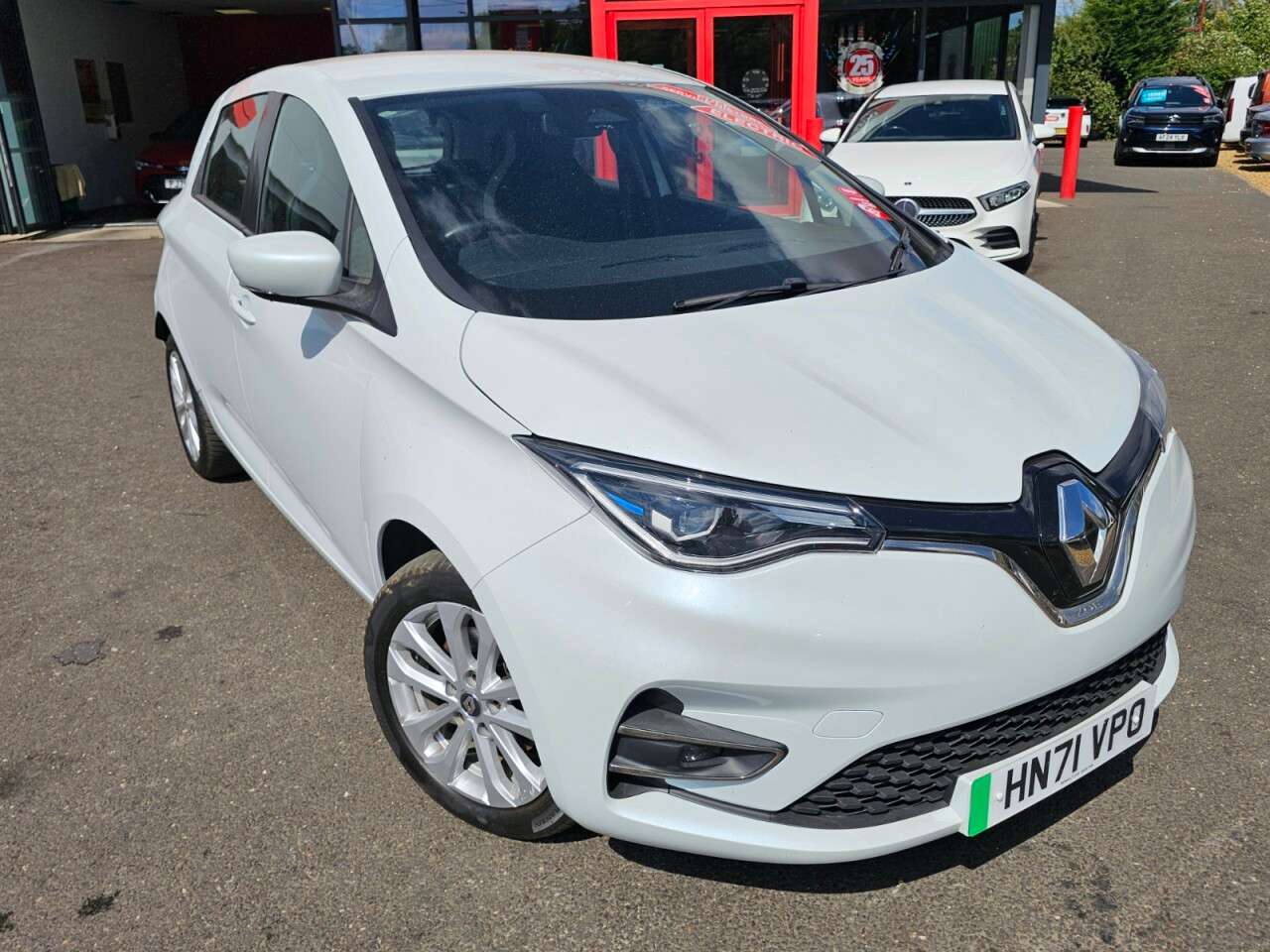 A 2021 RENAULT ZOE R135 EV50 52kWh Iconic Hatchback 5dr Electric Auto (Rapid Charge) (134 bhp) A 2021 RENAULT ZOE R135 EV50 52kWh Iconic Hatchback 5dr Electric Auto (Rapid Charge) (134 bhp)
