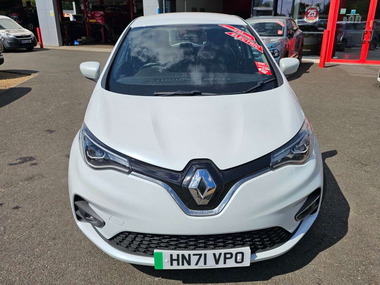 A 2021 RENAULT ZOE R135 EV50 52kWh Iconic Hatchback 5dr Electric Auto (Rapid Charge) (134 bhp) A 2021 RENAULT ZOE R135 EV50 52kWh Iconic Hatchback 5dr Electric Auto (Rapid Charge) (134 bhp)