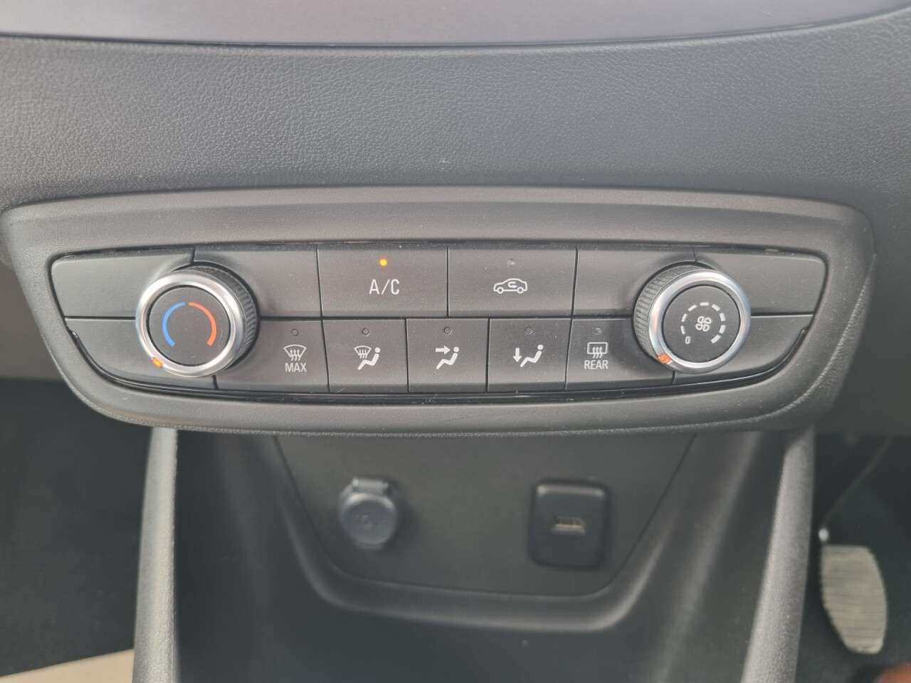 A 2023 VAUXHALL CROSSLAND 1.2 Turbo Design SUV 5dr Petrol Manual Euro 6 (s/s) (110 ps) A 2023 VAUXHALL CROSSLAND 1.2 Turbo Design SUV 5dr Petrol Manual Euro 6 (s/s) (110 ps)