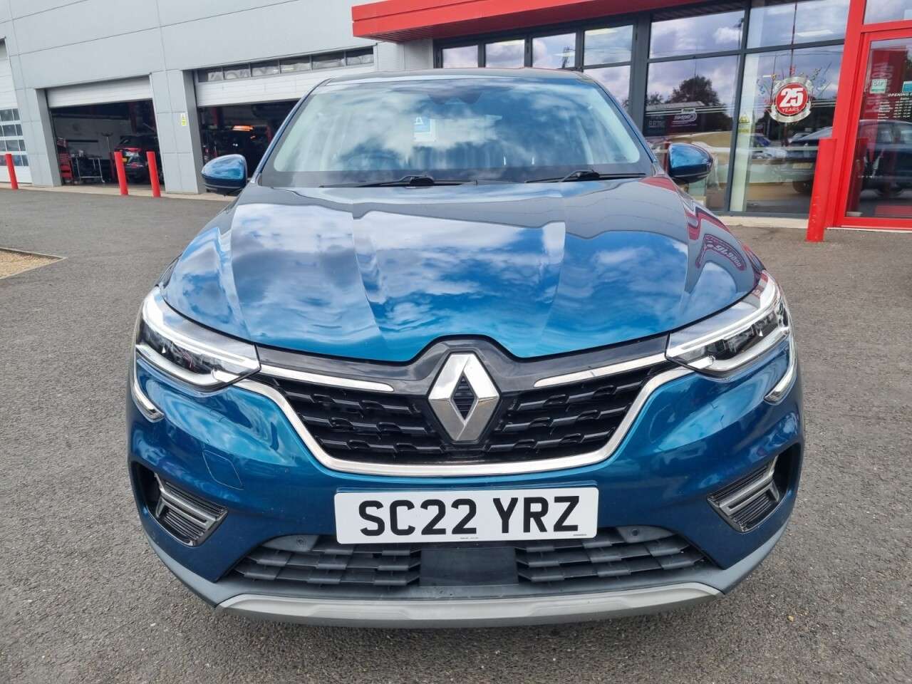 A 2022 RENAULT ARKANA 1.6 E-TECH Iconic SUV 5dr Petrol Hybrid Auto 2WD Euro 6 (s/s) (145 bhp) A 2022 RENAULT ARKANA 1.6 E-TECH Iconic SUV 5dr Petrol Hybrid Auto 2WD Euro 6 (s/s) (145 bhp)