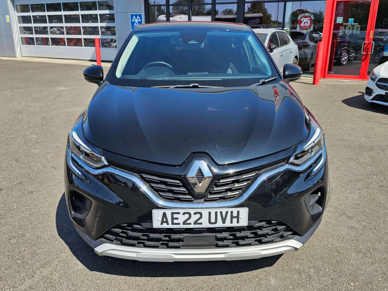 A 2022 RENAULT CAPTUR 1.6 E-TECH Iconic Edition SUV 5dr Petrol Hybrid Auto Euro 6 (s/s) (145 ps) A 2022 RENAULT CAPTUR 1.6 E-TECH Iconic Edition SUV 5dr Petrol Hybrid Auto Euro 6 (s/s) (145 ps)