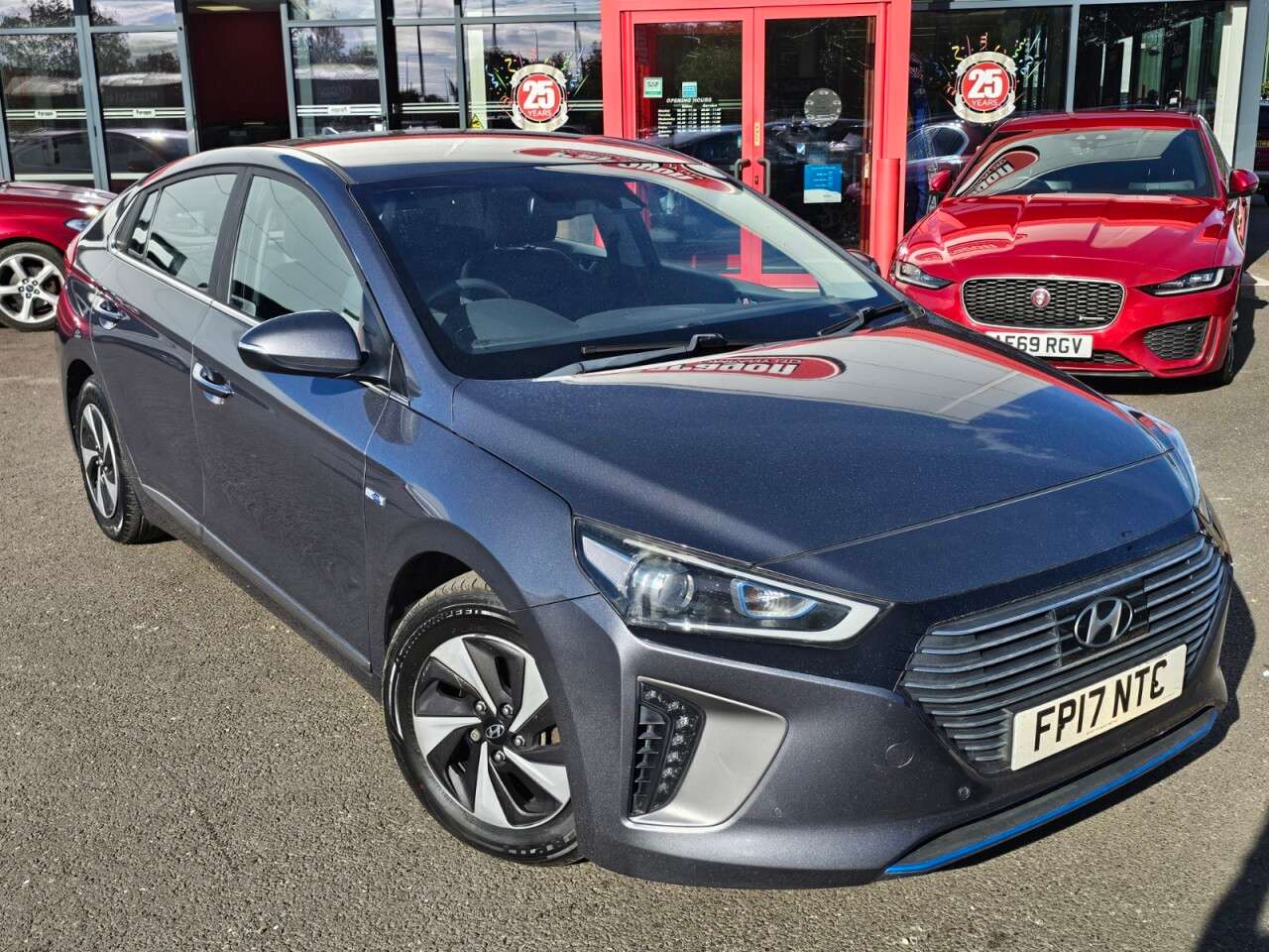 A 2017 HYUNDAI IONIQ 1.6 h-GDi Premium SE Hatchback 5dr Petrol Hybrid DCT Euro 6 (s/s) (141 ps) A 2017 HYUNDAI IONIQ 1.6 h-GDi Premium SE Hatchback 5dr Petrol Hybrid DCT Euro 6 (s/s) (141 ps)