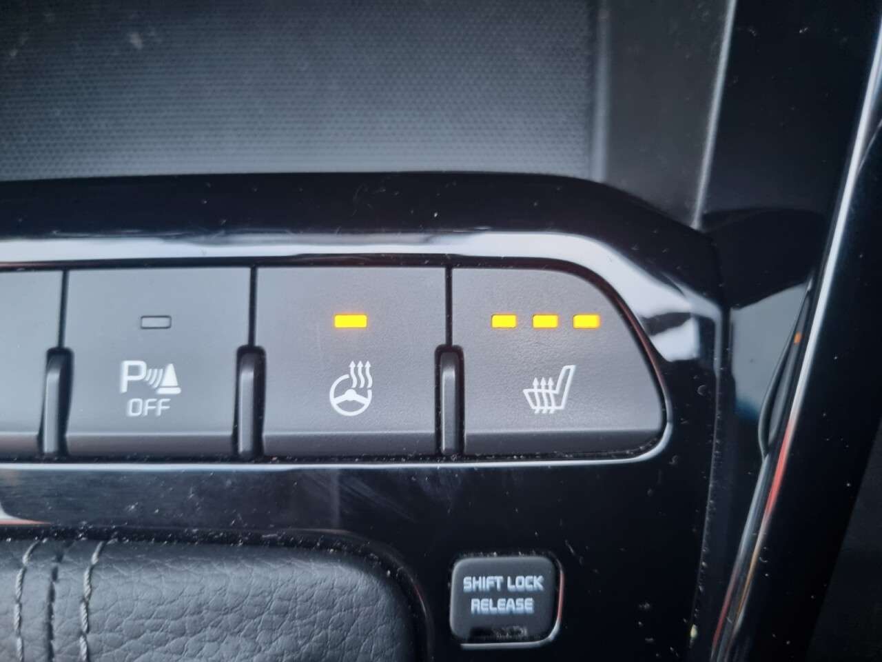 A 2020 KIA STONIC 1.0 T-GDi 4 SUV 5dr Petrol DCT Euro 6 (s/s) (118 bhp) A 2020 KIA STONIC 1.0 T-GDi 4 SUV 5dr Petrol DCT Euro 6 (s/s) (118 bhp)