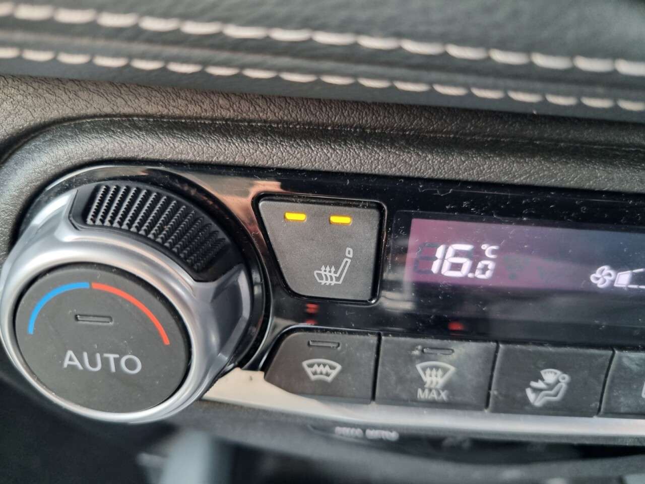 A 2020 NISSAN JUKE 1.0 DIG-T N-Connecta SUV 5dr Petrol Manual Euro 6 (s/s) (117 ps) A 2020 NISSAN JUKE 1.0 DIG-T N-Connecta SUV 5dr Petrol Manual Euro 6 (s/s) (117 ps)