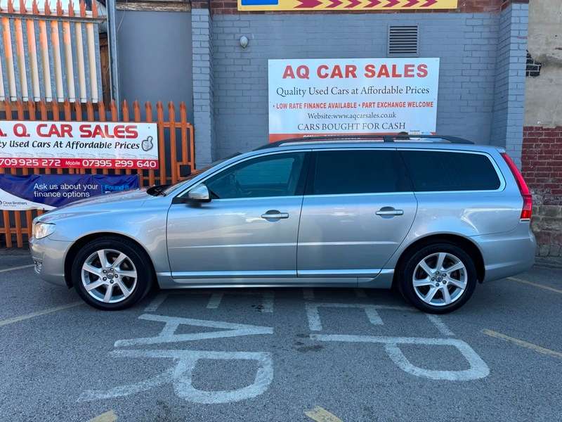 A 2014 VOLVO V70 D4 SE NAV A 2014 VOLVO V70 D4 SE NAV