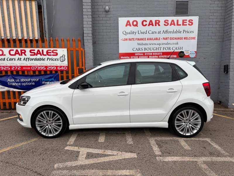 A 2016 VOLKSWAGEN POLO BLUEGT A 2016 VOLKSWAGEN POLO BLUEGT