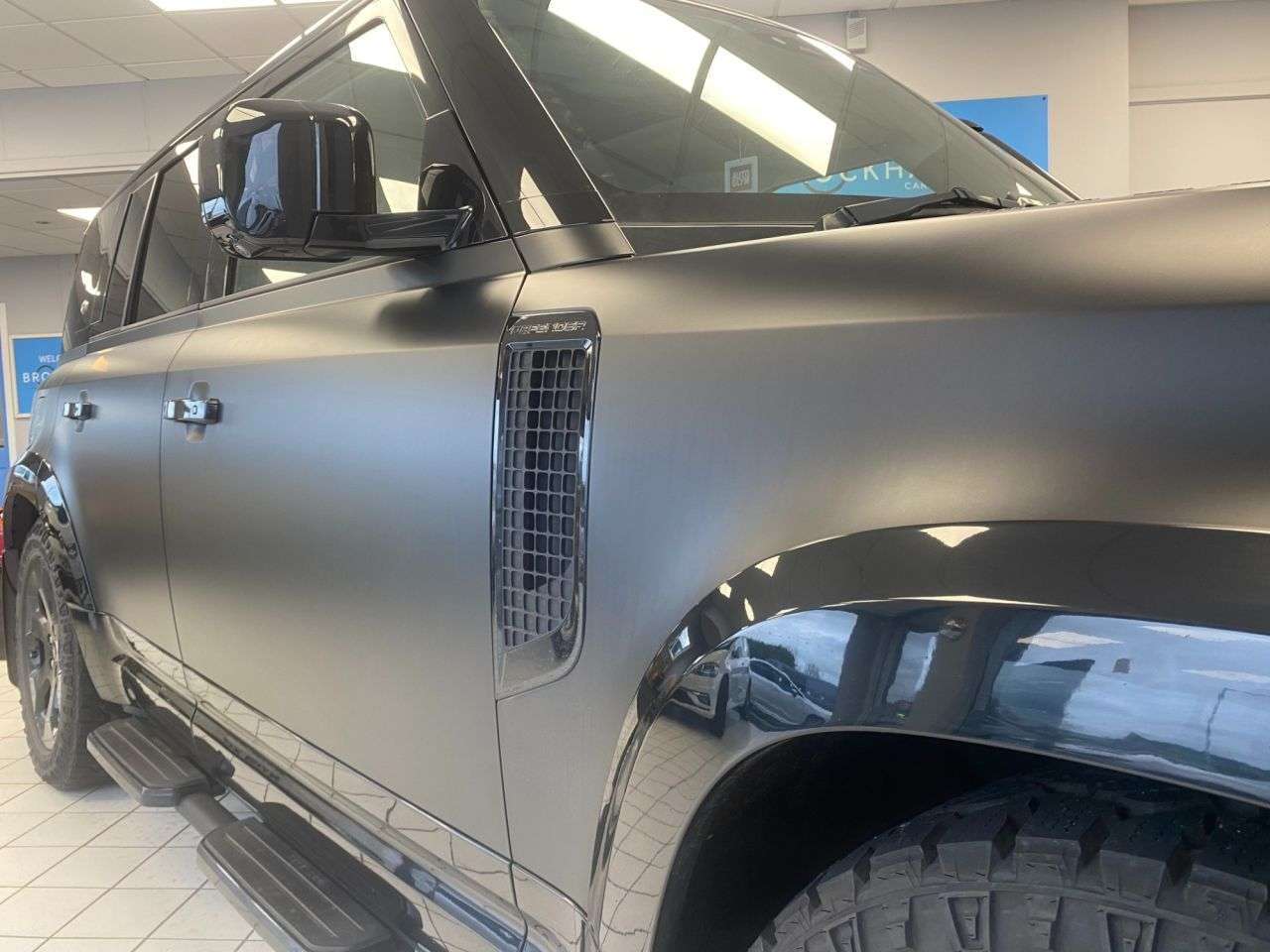 A 0 LAND ROVER DEFENDER 2.0 SD4 SE SUV 5dr Diesel Auto 4WD Euro 6 (s/s) (240 ps) Stunning Car £10k A 0 LAND ROVER DEFENDER 2.0 SD4 SE SUV 5dr Diesel Auto 4WD Euro 6 (s/s) (240 ps) Stunning Car £10k