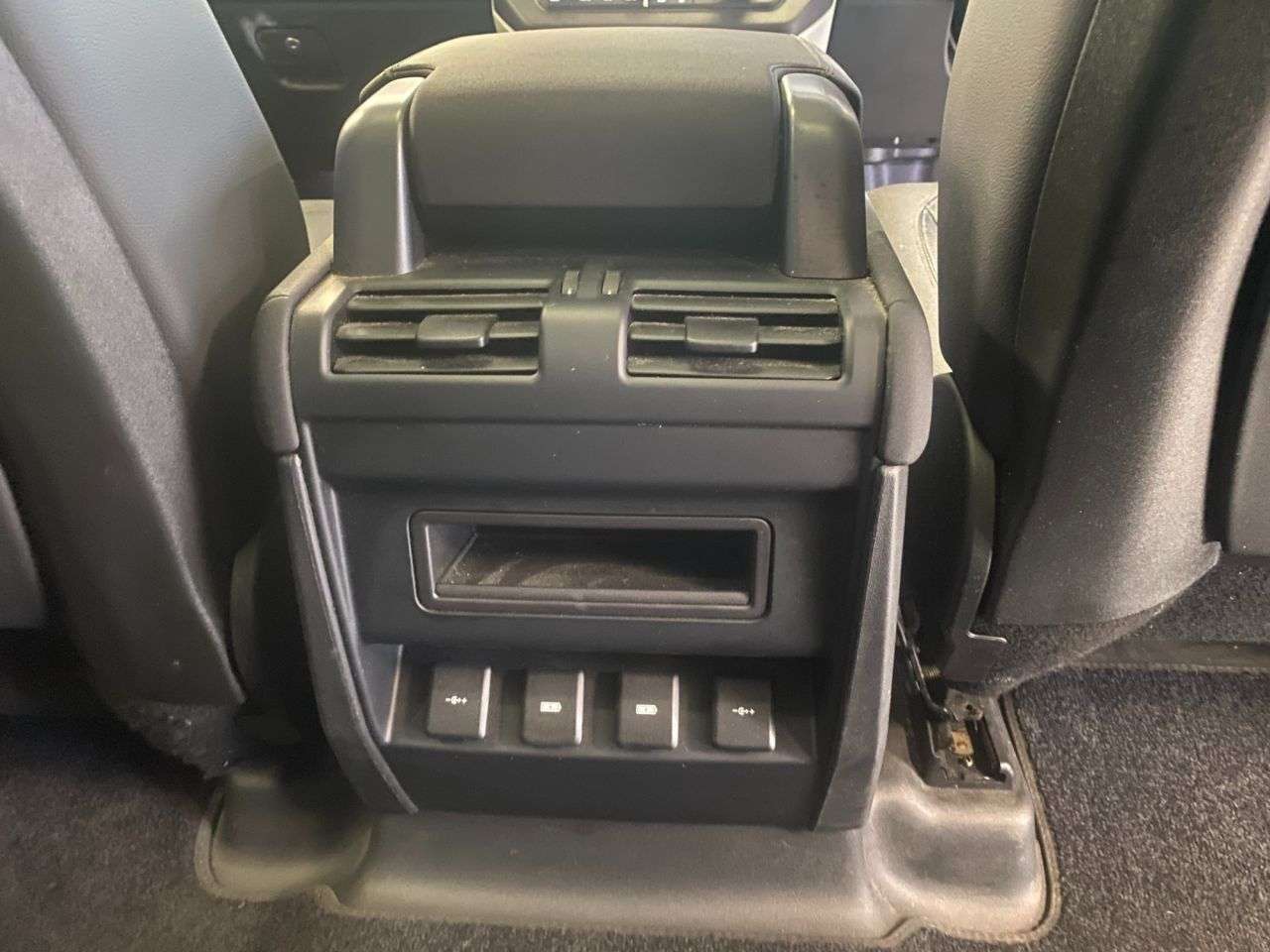 0 LAND ROVER DEFENDER 0 LAND ROVER DEFENDER