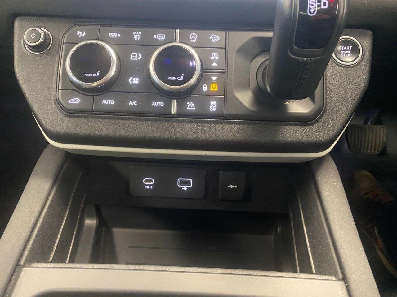 0 LAND ROVER DEFENDER 0 LAND ROVER DEFENDER