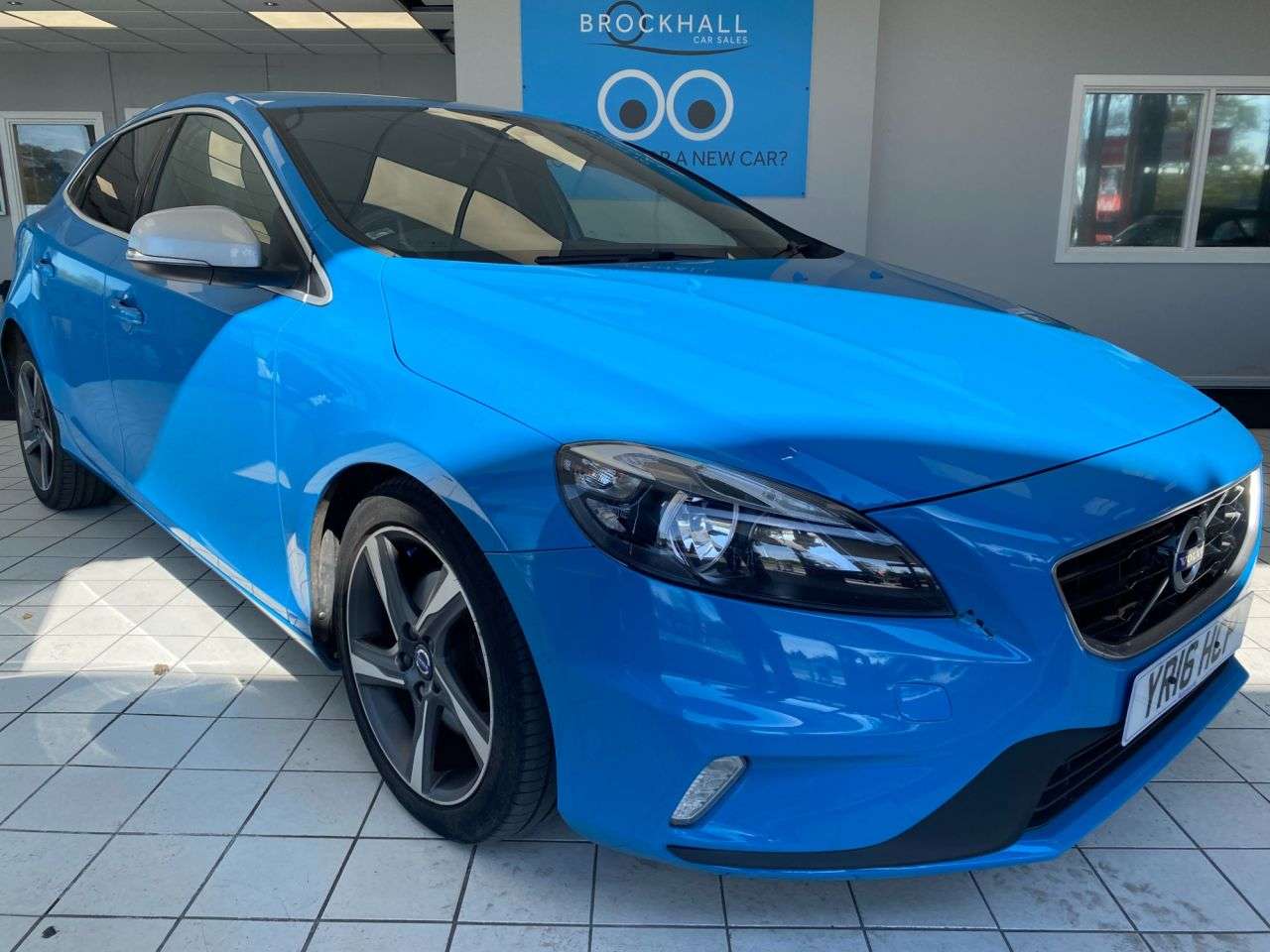 A 2016 VOLVO V40 2.0 D2 R-Design Hatchback 5dr Diesel Manual Euro 6 (s/s) (120 ps) A 2016 VOLVO V40 2.0 D2 R-Design Hatchback 5dr Diesel Manual Euro 6 (s/s) (120 ps)