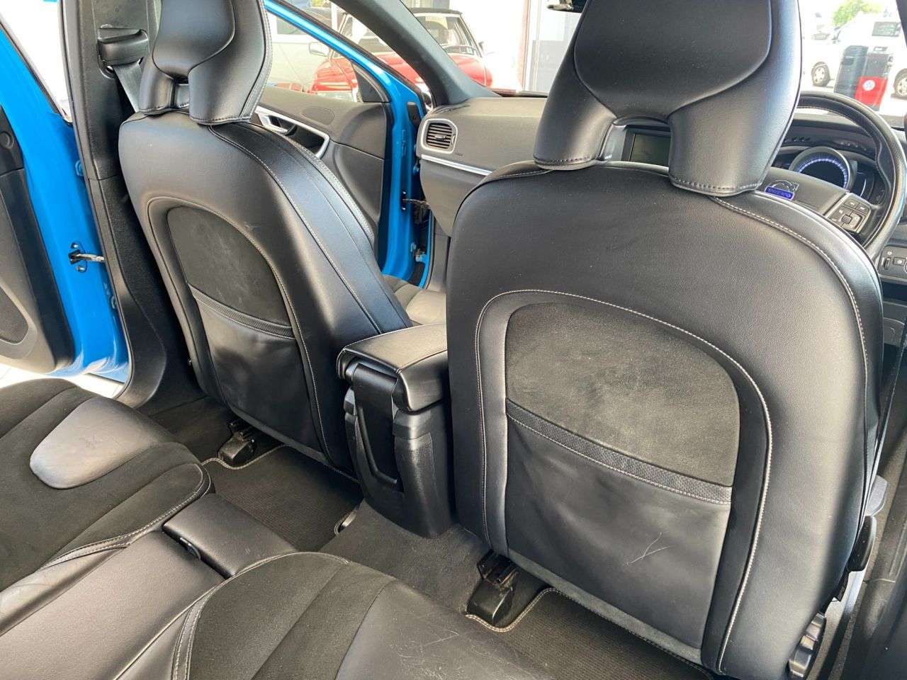 2016 VOLVO V40 2016 VOLVO V40