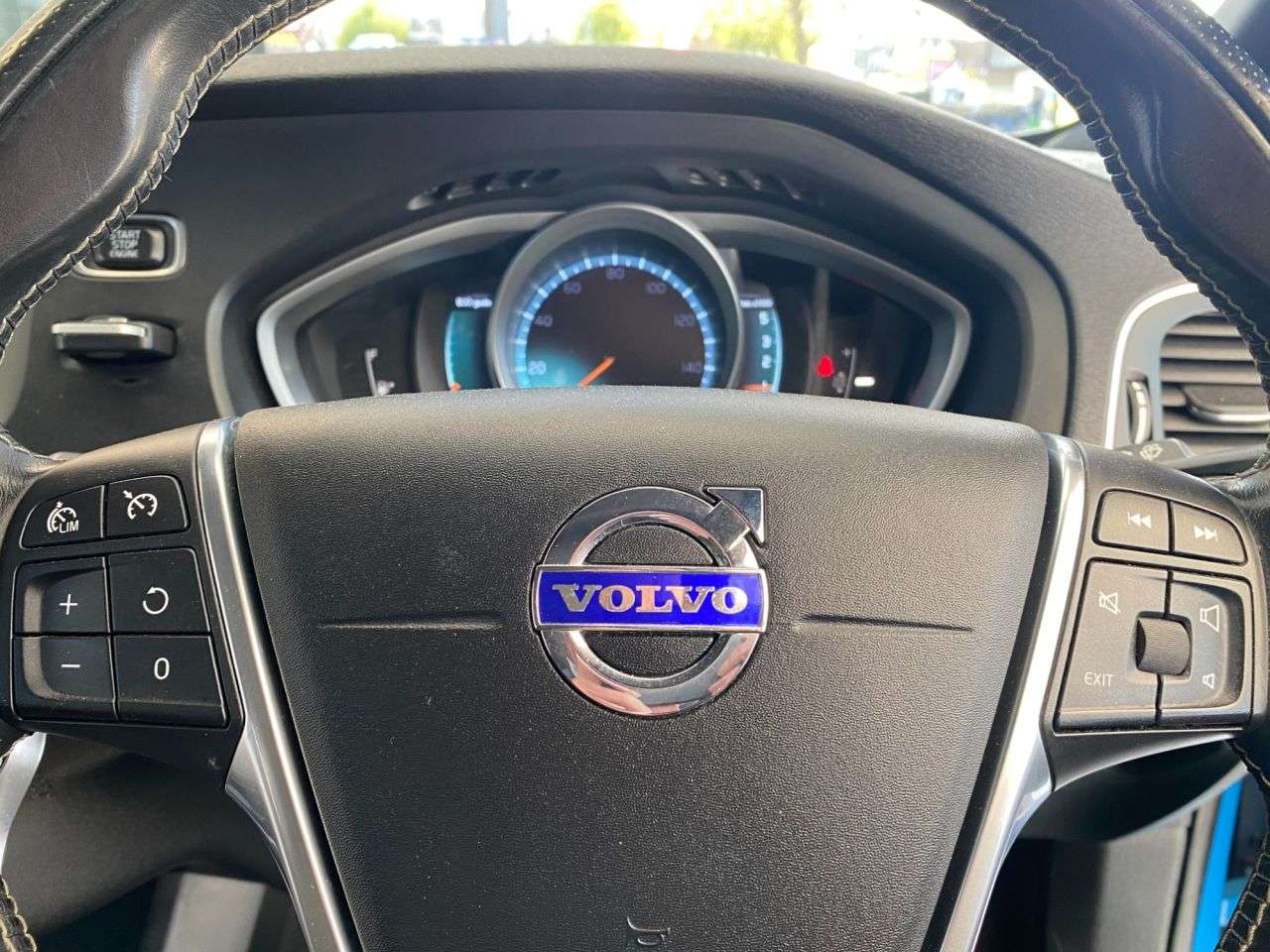 2016 VOLVO V40 2016 VOLVO V40