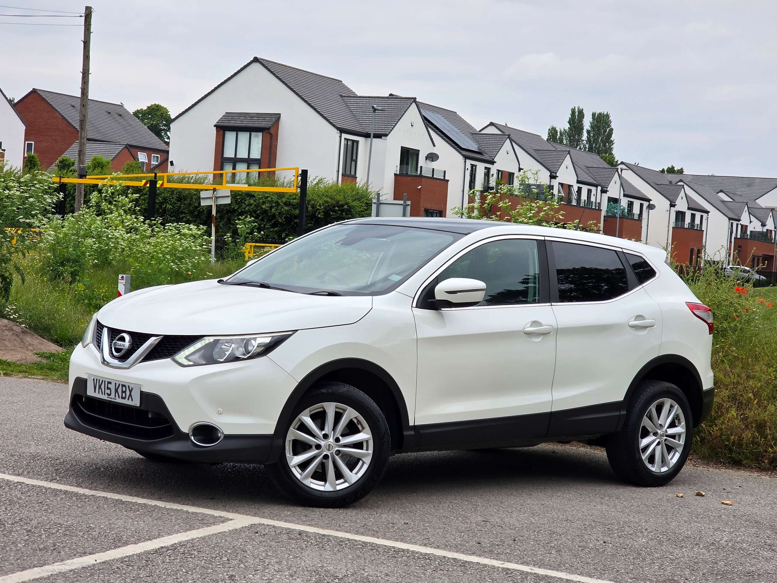A 2015 NISSAN QASHQAI 1.5 dCi Acenta+ 2WD Euro 5 (s/s) 5dr A 2015 NISSAN QASHQAI 1.5 dCi Acenta+ 2WD Euro 5 (s/s) 5dr