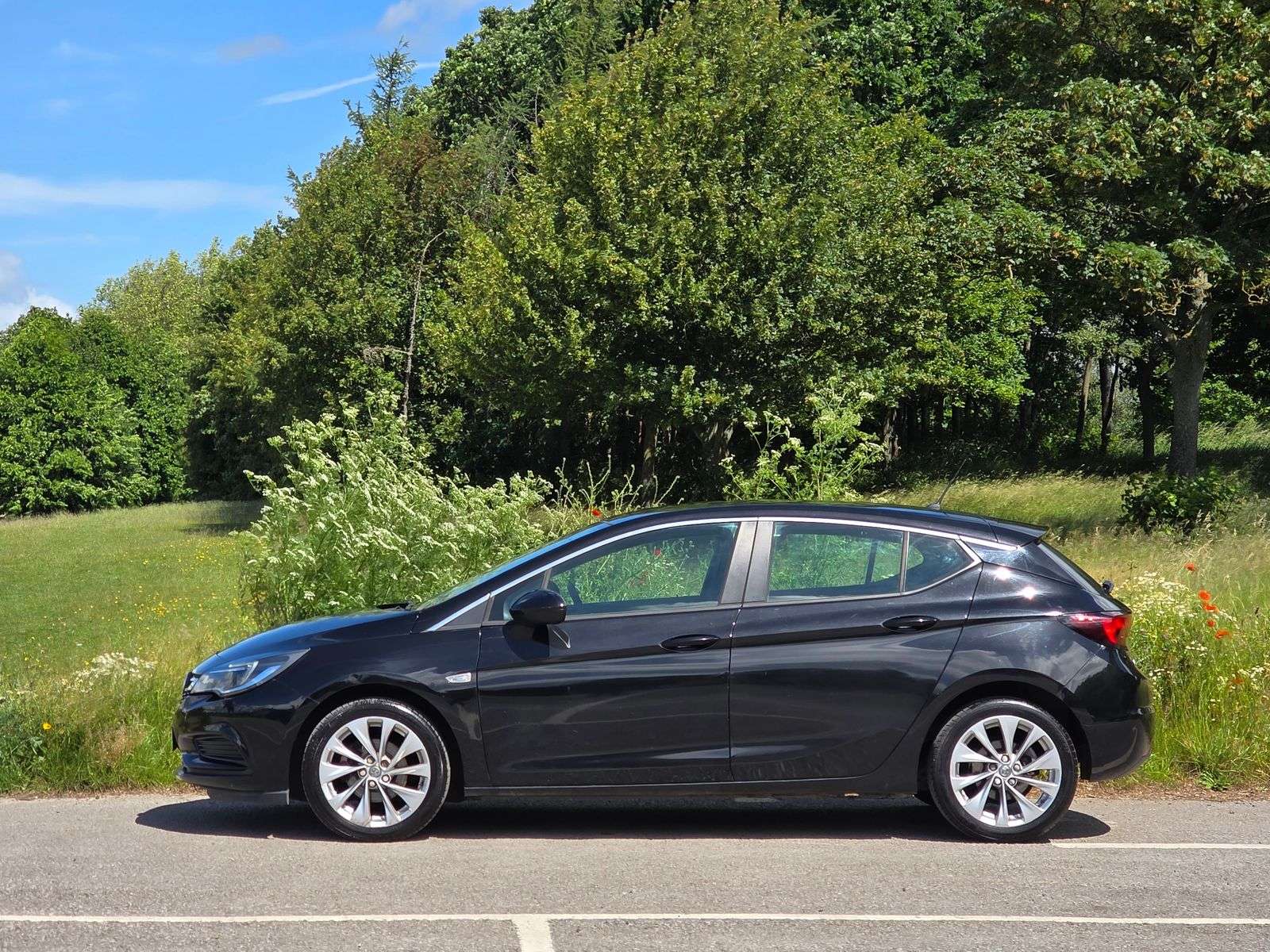 A 2017 VAUXHALL ASTRA 1.0i Turbo ecoTEC Design Hatchback 5dr Petrol Manual Euro 6 (s/s) (105 ps) A 2017 VAUXHALL ASTRA 1.0i Turbo ecoTEC Design Hatchback 5dr Petrol Manual Euro 6 (s/s) (105 ps)
