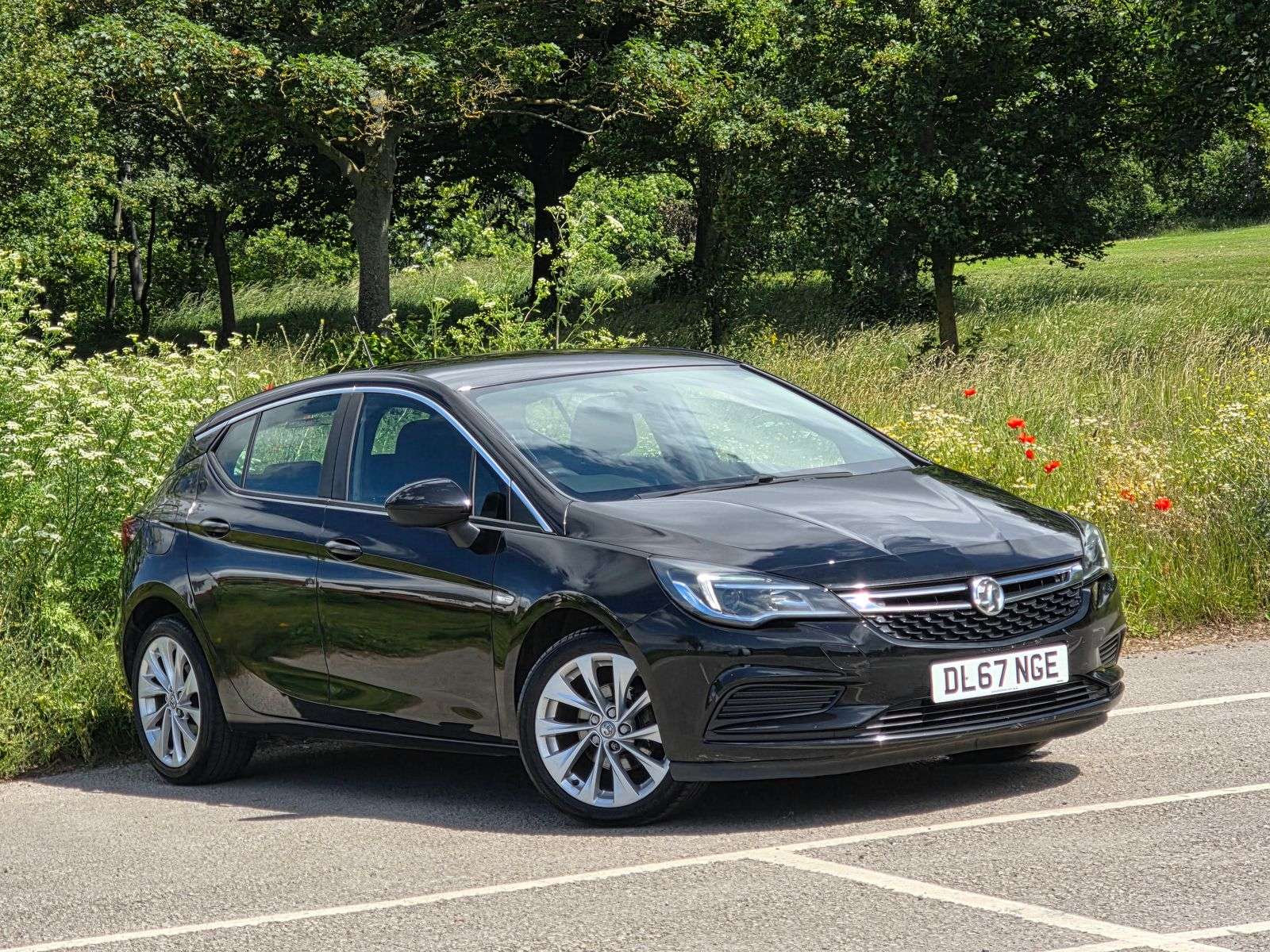 A 2017 VAUXHALL ASTRA 1.0i Turbo ecoTEC Design Hatchback 5dr Petrol Manual Euro 6 (s/s) (105 ps) A 2017 VAUXHALL ASTRA 1.0i Turbo ecoTEC Design Hatchback 5dr Petrol Manual Euro 6 (s/s) (105 ps)