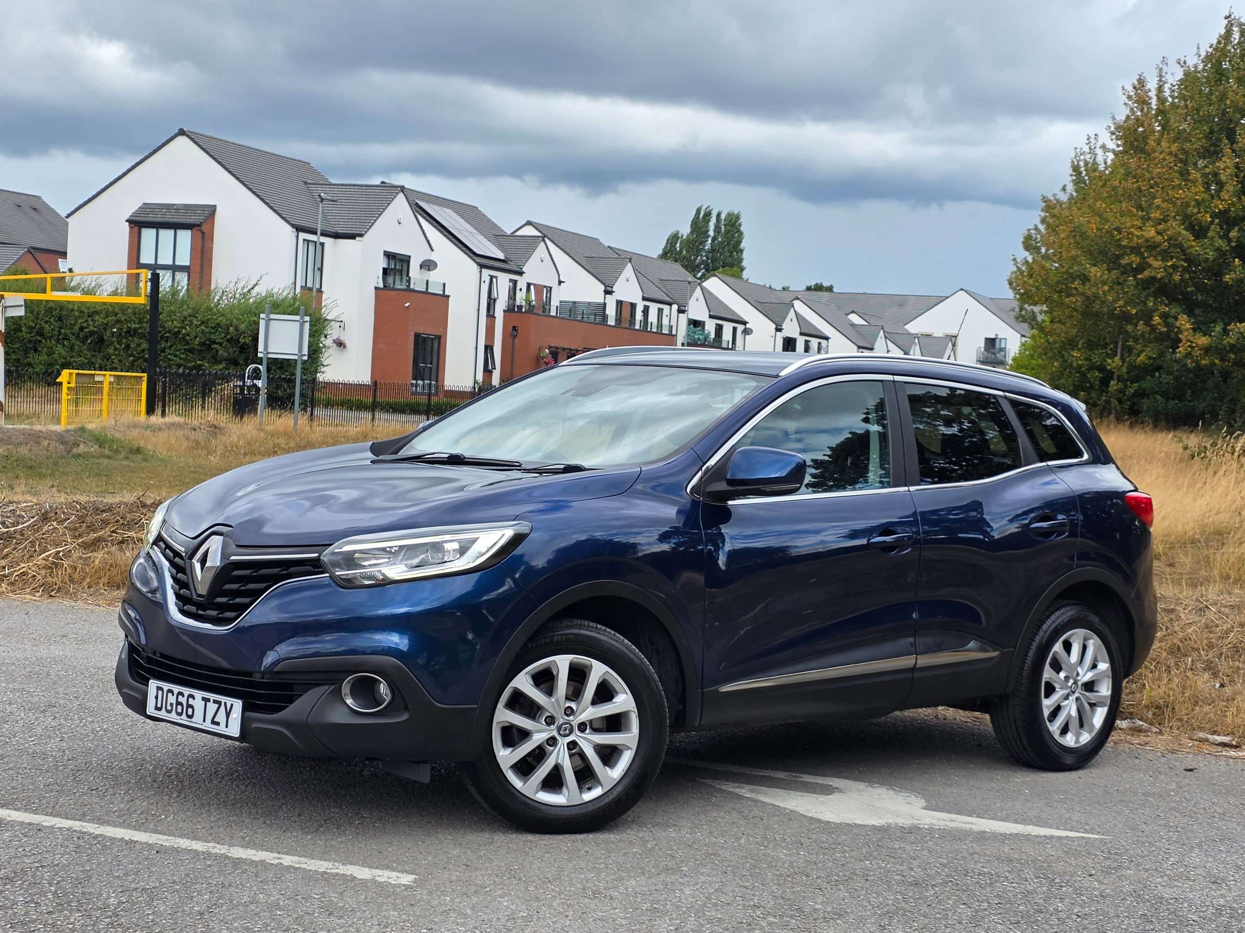 A 2016 RENAULT KADJAR 1.5 dCi Dynamique Nav SUV 5dr Diesel Manual Euro 6 (s/s) (110 ps) A 2016 RENAULT KADJAR 1.5 dCi Dynamique Nav SUV 5dr Diesel Manual Euro 6 (s/s) (110 ps)