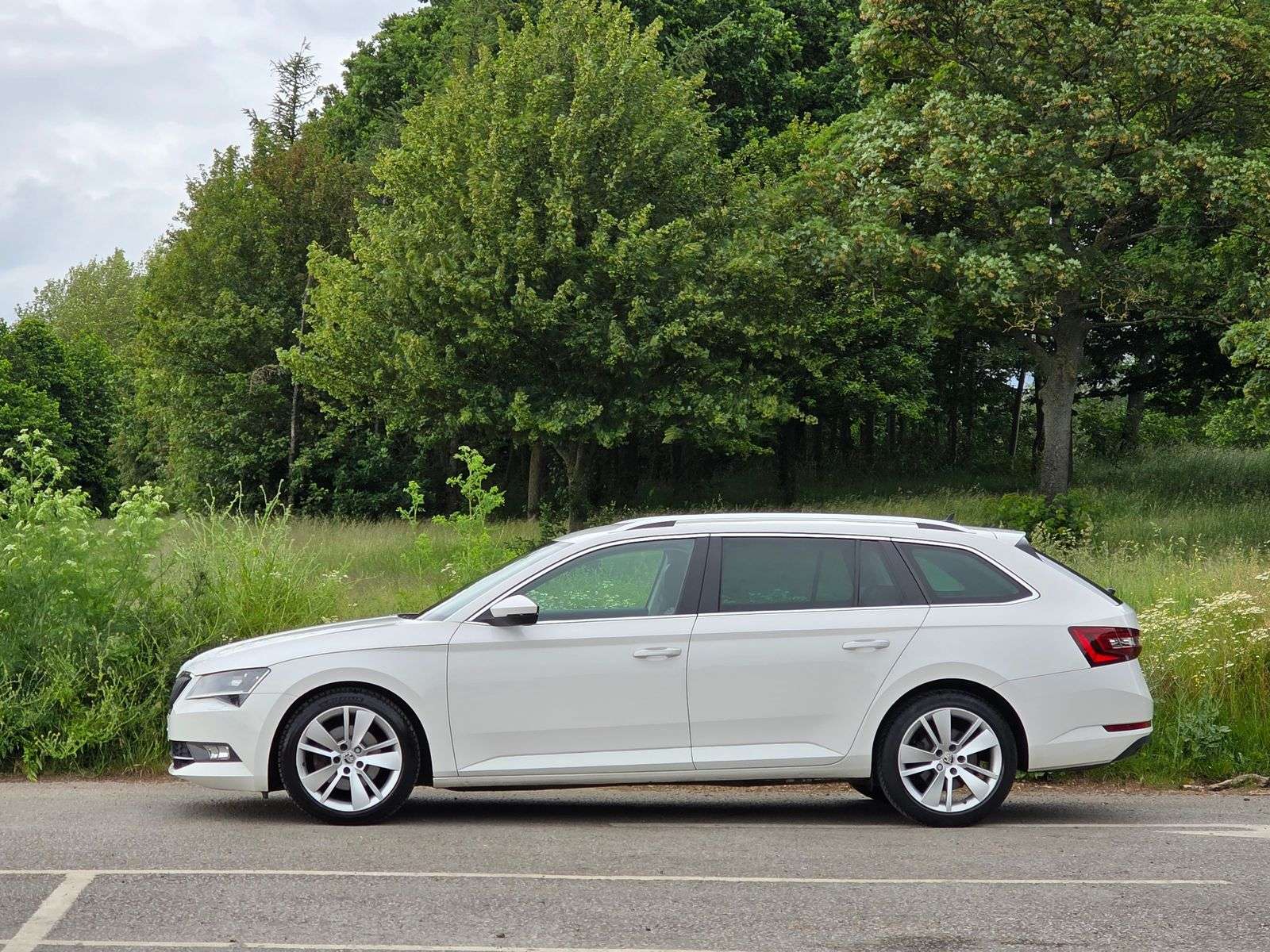 A 2017 SKODA SUPERB 2.0 TDI SE L Executive Estate 5dr Diesel Manual Euro 6 (s/s) (150 ps) A 2017 SKODA SUPERB 2.0 TDI SE L Executive Estate 5dr Diesel Manual Euro 6 (s/s) (150 ps)