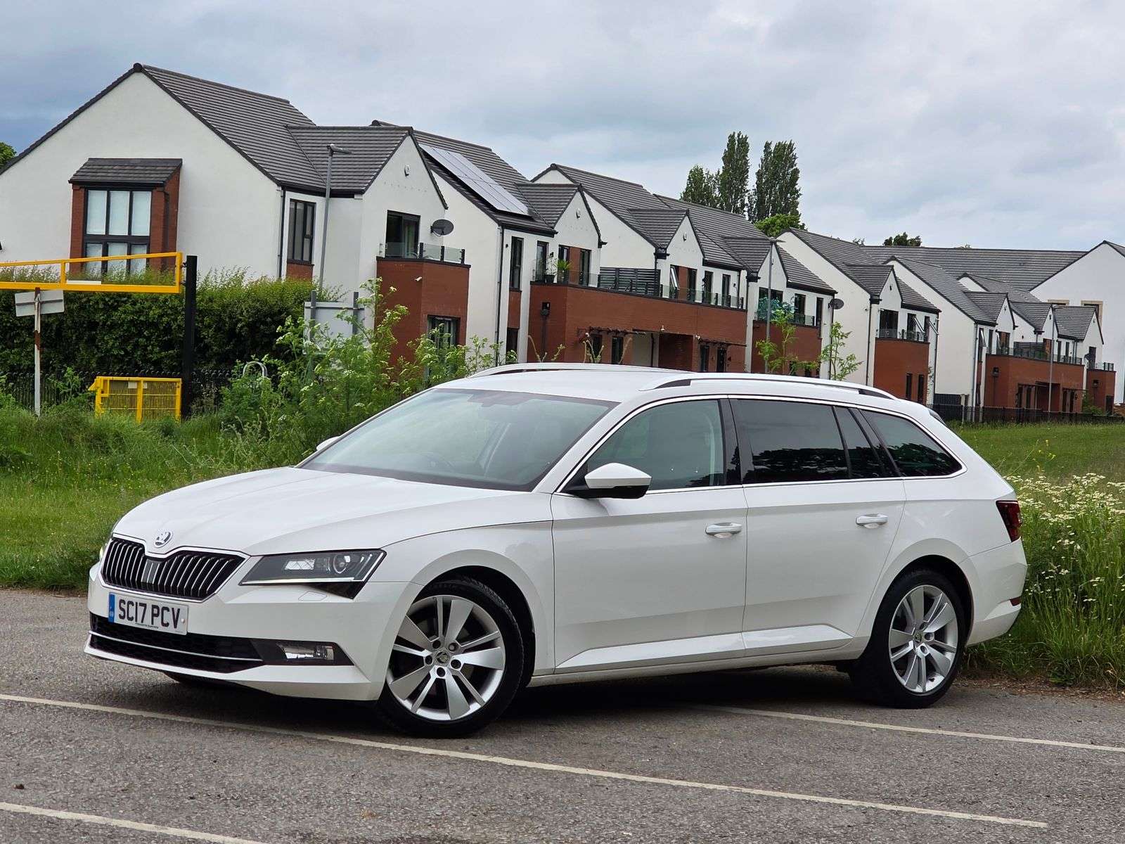 A 2017 SKODA SUPERB 2.0 TDI SE L Executive Estate 5dr Diesel Manual Euro 6 (s/s) (150 ps) A 2017 SKODA SUPERB 2.0 TDI SE L Executive Estate 5dr Diesel Manual Euro 6 (s/s) (150 ps)