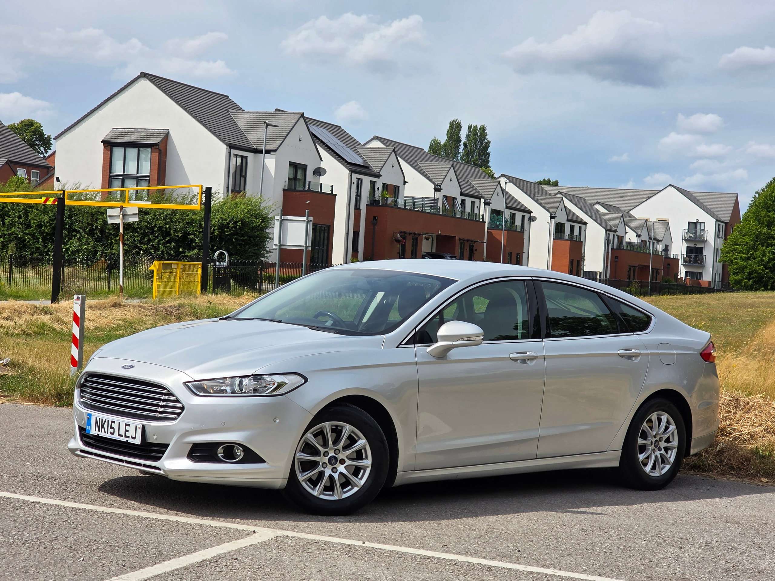 A 2015 FORD MONDEO 2.0 TDCi ECOnetic Zetec Hatchback 5dr Diesel Manual Euro 6 (s/s) (150 ps) A 2015 FORD MONDEO 2.0 TDCi ECOnetic Zetec Hatchback 5dr Diesel Manual Euro 6 (s/s) (150 ps)