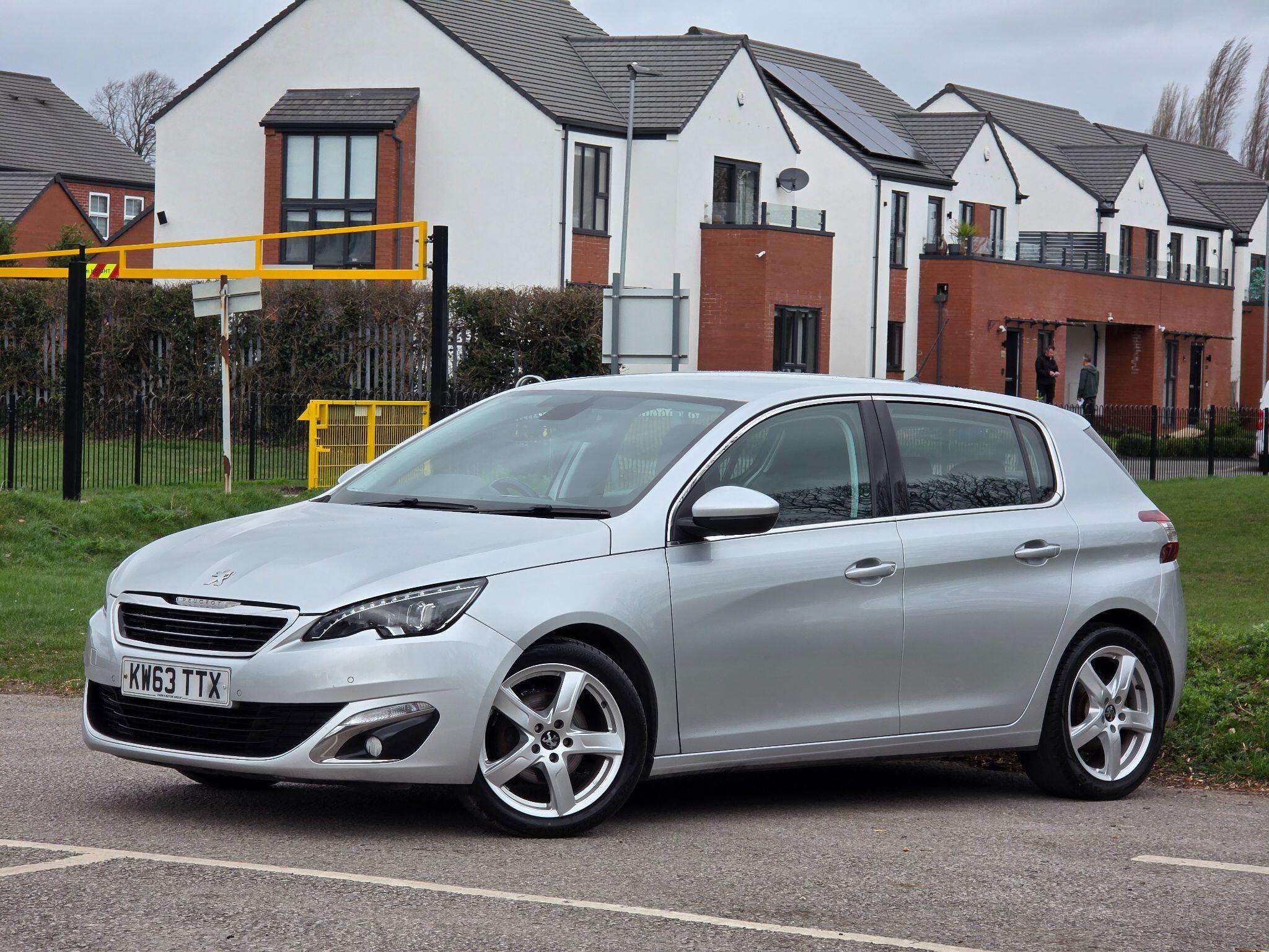A 2014 PEUGEOT 308 1.6 e-HDi Allure Euro 5 (s/s) 5dr A 2014 PEUGEOT 308 1.6 e-HDi Allure Euro 5 (s/s) 5dr