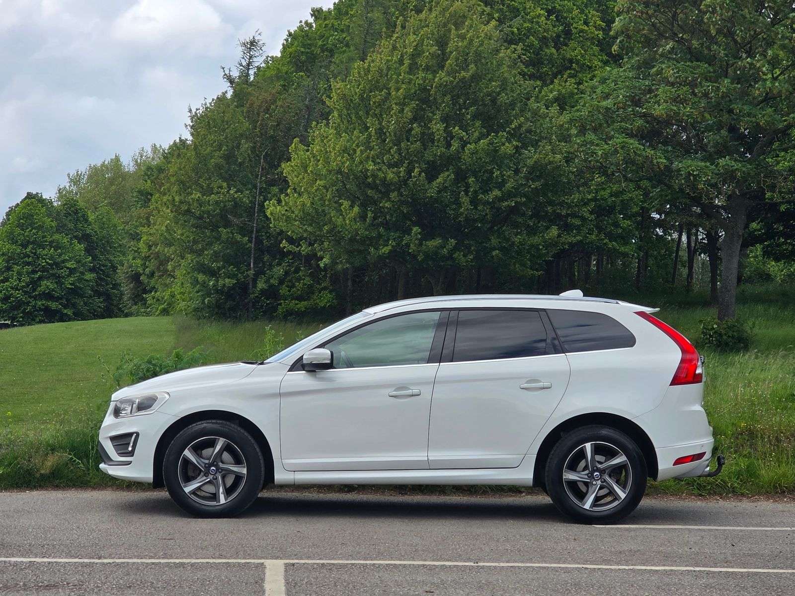 A 2015 VOLVO XC60 2.4 D4 R-Design Lux Nav AWD Euro 5 (s/s) 5dr A 2015 VOLVO XC60 2.4 D4 R-Design Lux Nav AWD Euro 5 (s/s) 5dr