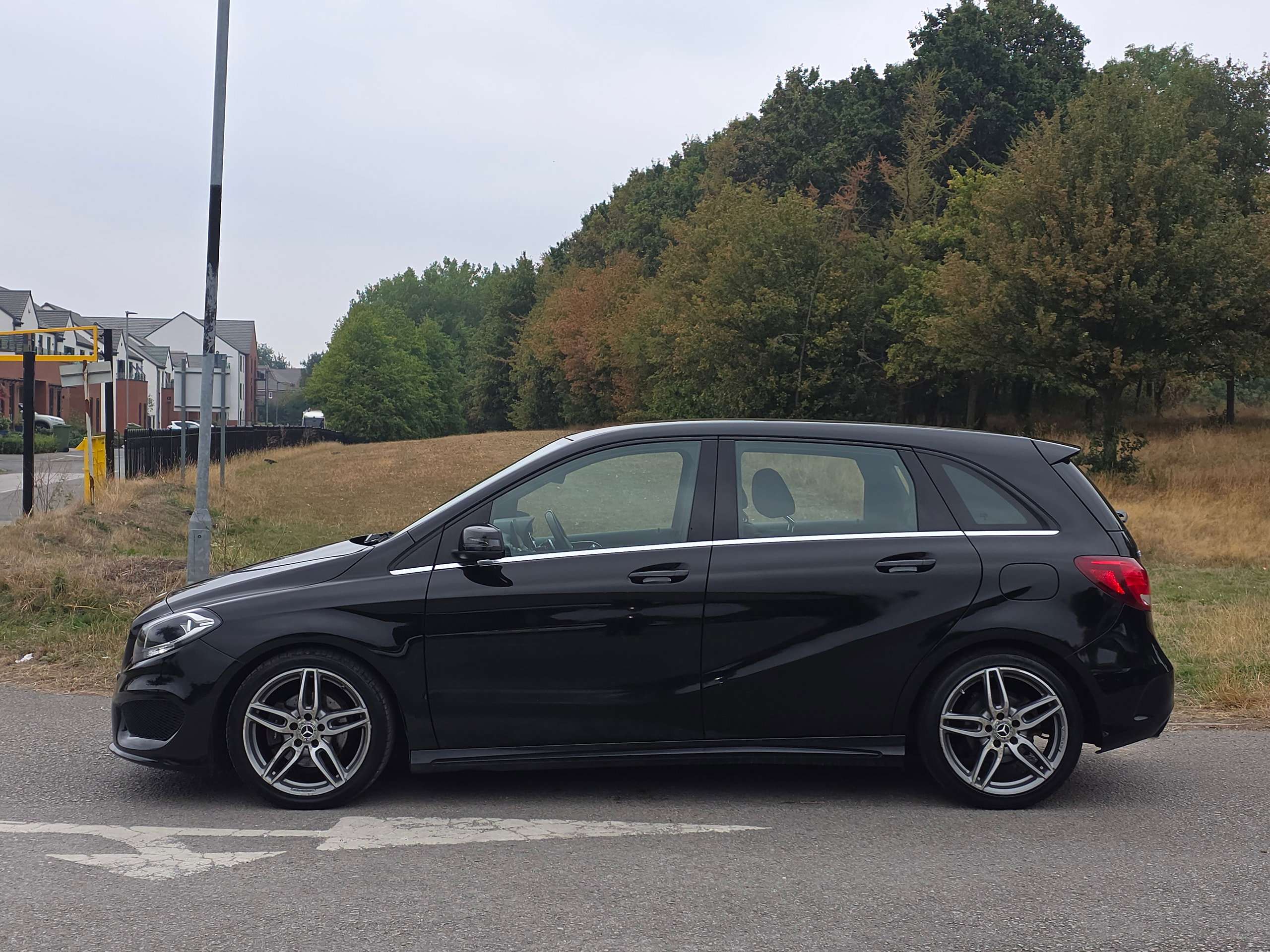 A 2017 MERCEDES-BENZ B CLASS 1.5 B180d AMG Line MPV 5dr Diesel 7G-DCT Euro 6 (s/s) (109 ps) A 2017 MERCEDES-BENZ B CLASS 1.5 B180d AMG Line MPV 5dr Diesel 7G-DCT Euro 6 (s/s) (109 ps)