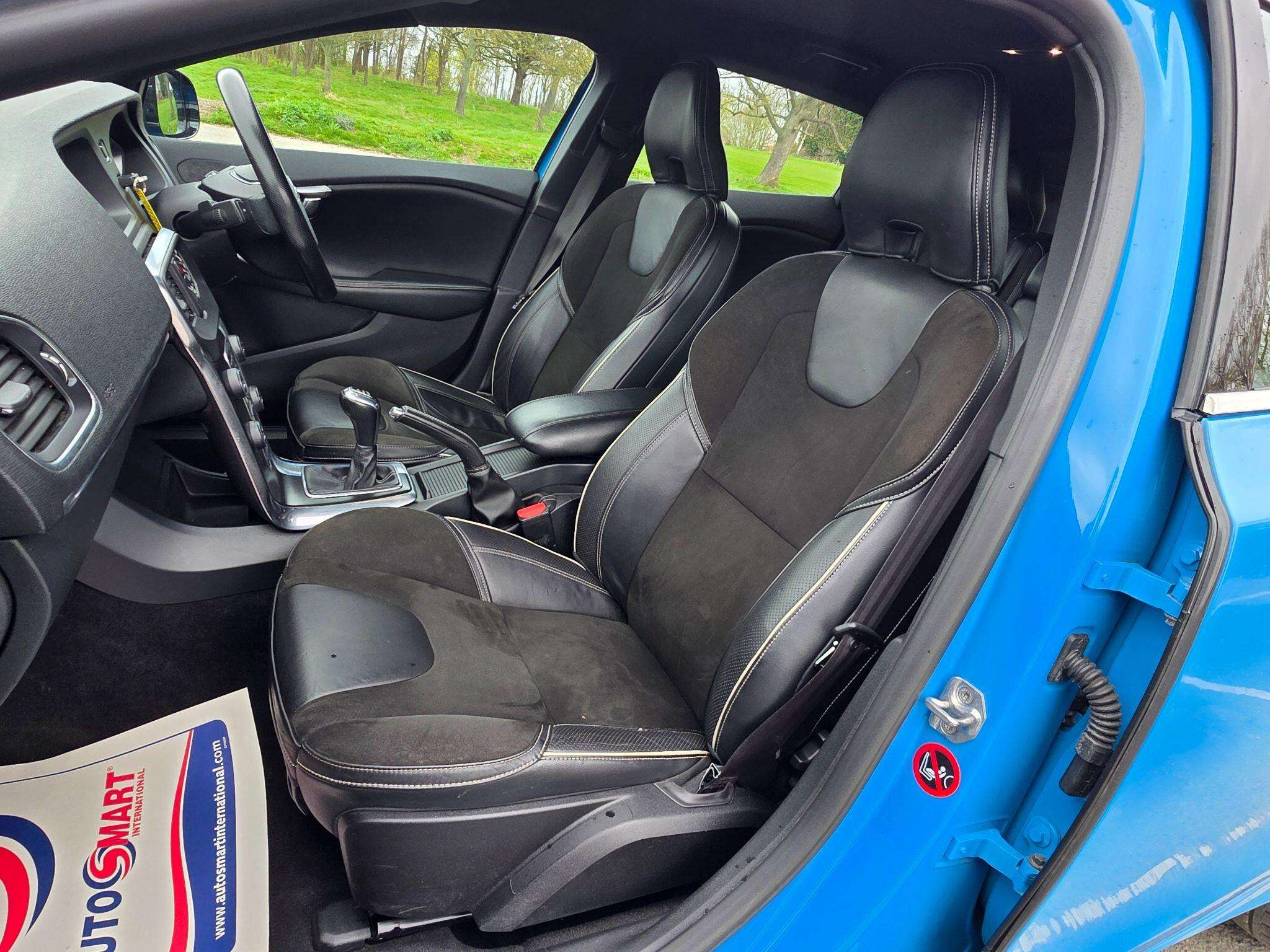 2015 VOLVO V40 2015 VOLVO V40