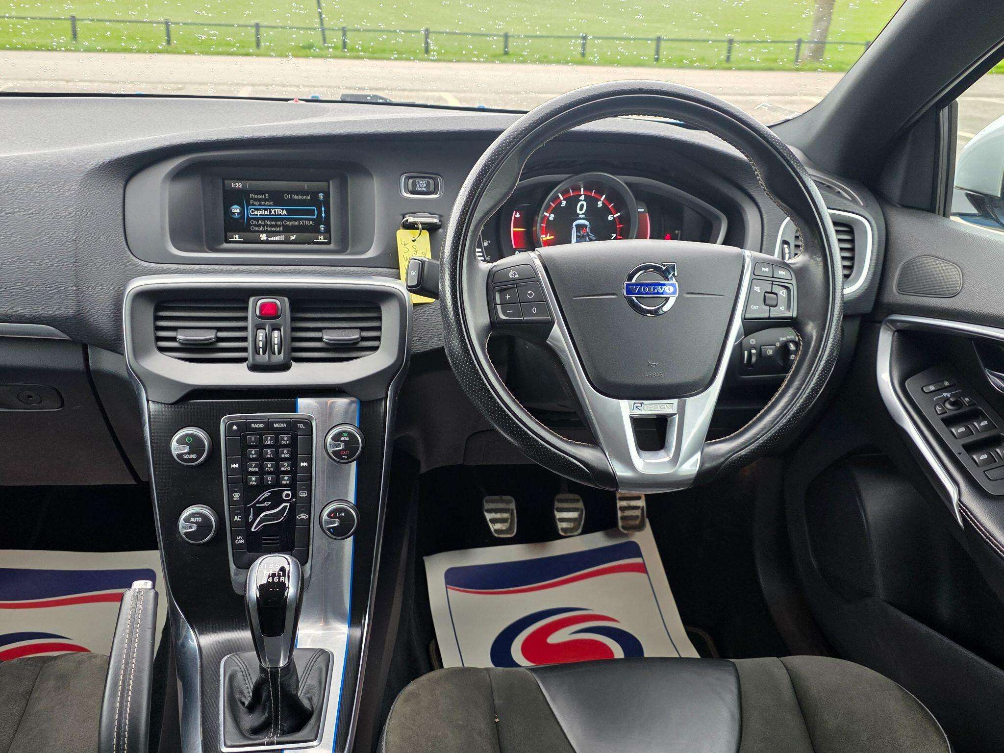 2015 VOLVO V40 2015 VOLVO V40