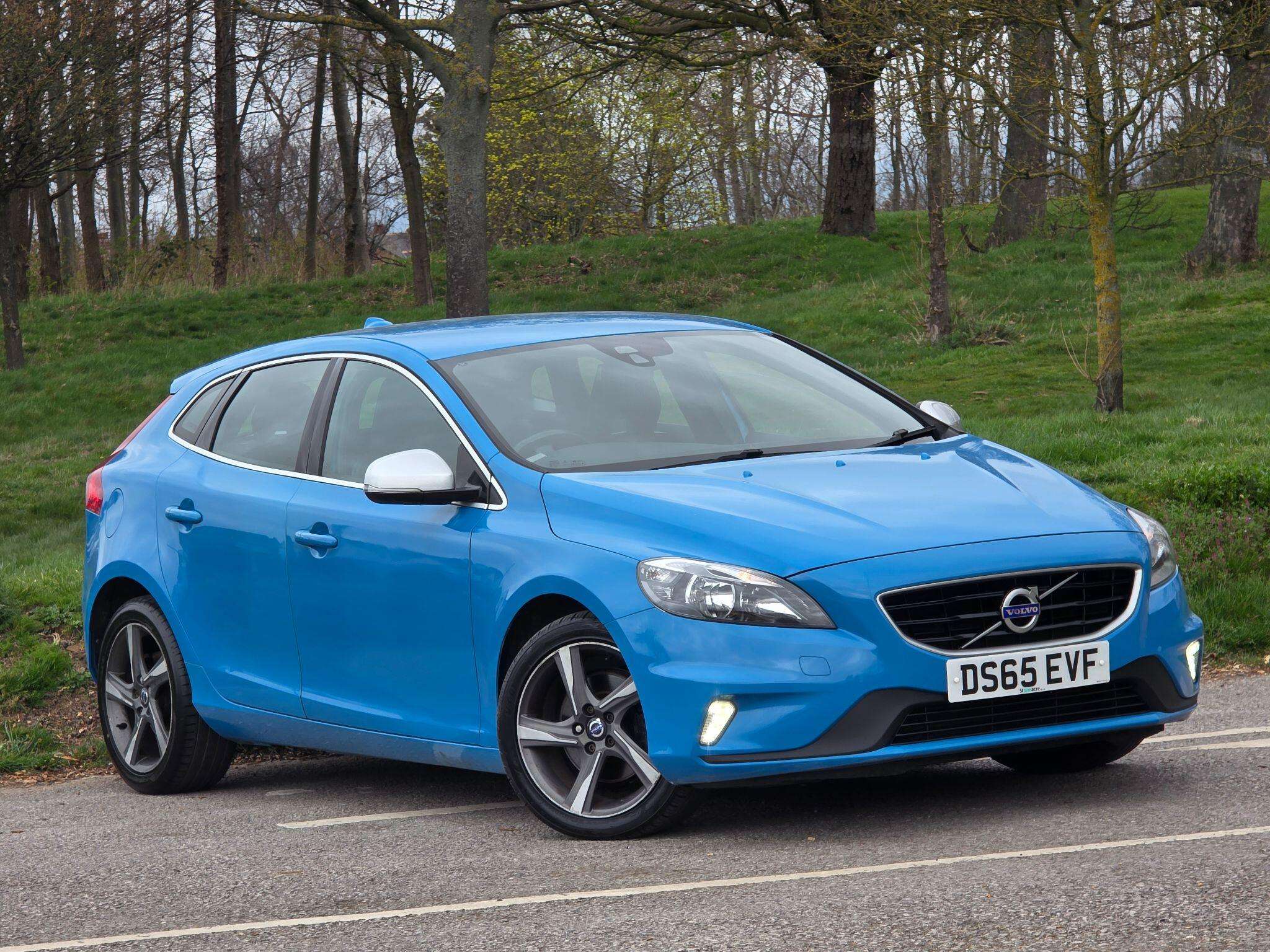 A 2015 VOLVO V40 2.0 T2 R-Design Euro 6 (s/s) 5dr A 2015 VOLVO V40 2.0 T2 R-Design Euro 6 (s/s) 5dr