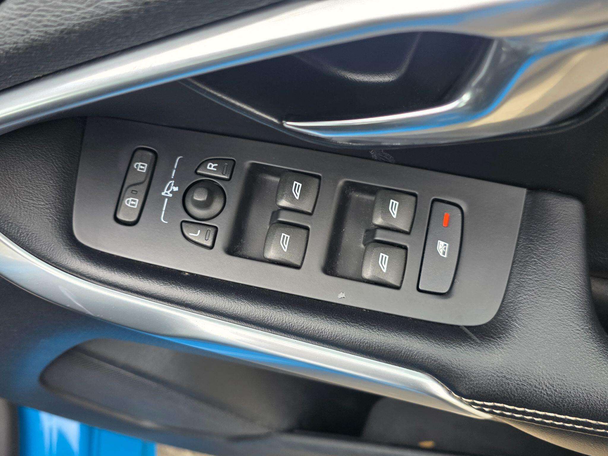 2015 VOLVO V40 2015 VOLVO V40