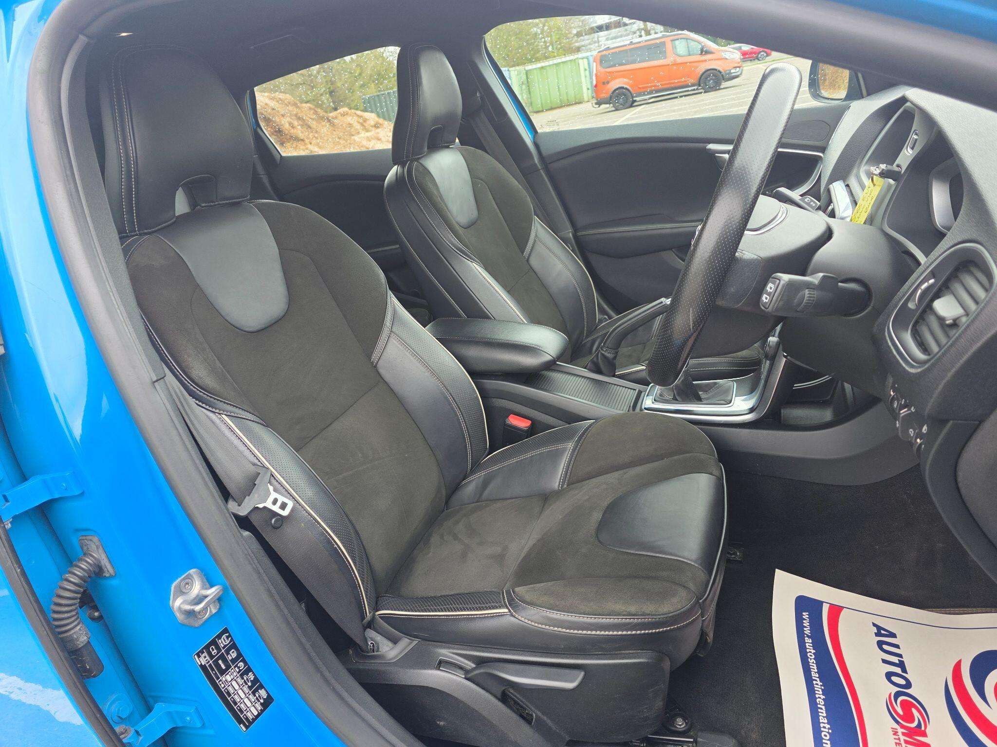 2015 VOLVO V40 2015 VOLVO V40