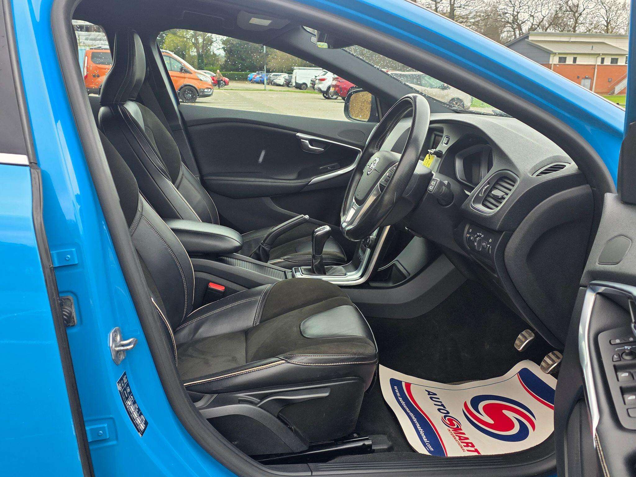 2015 VOLVO V40 2015 VOLVO V40