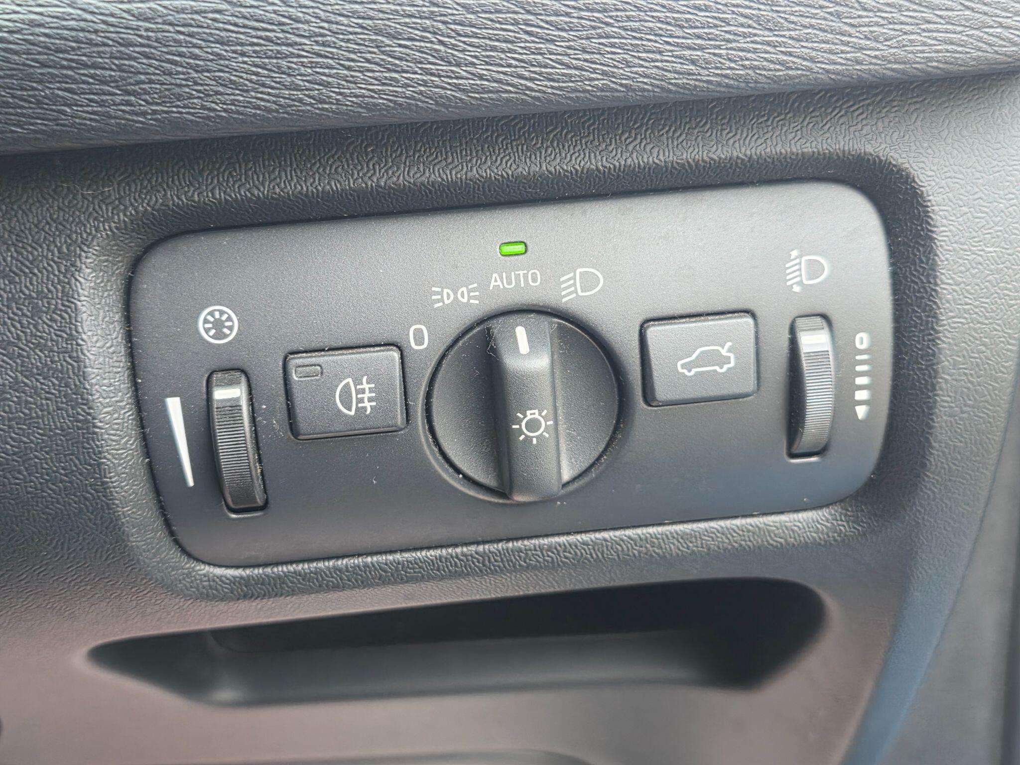 2015 VOLVO V40 2015 VOLVO V40