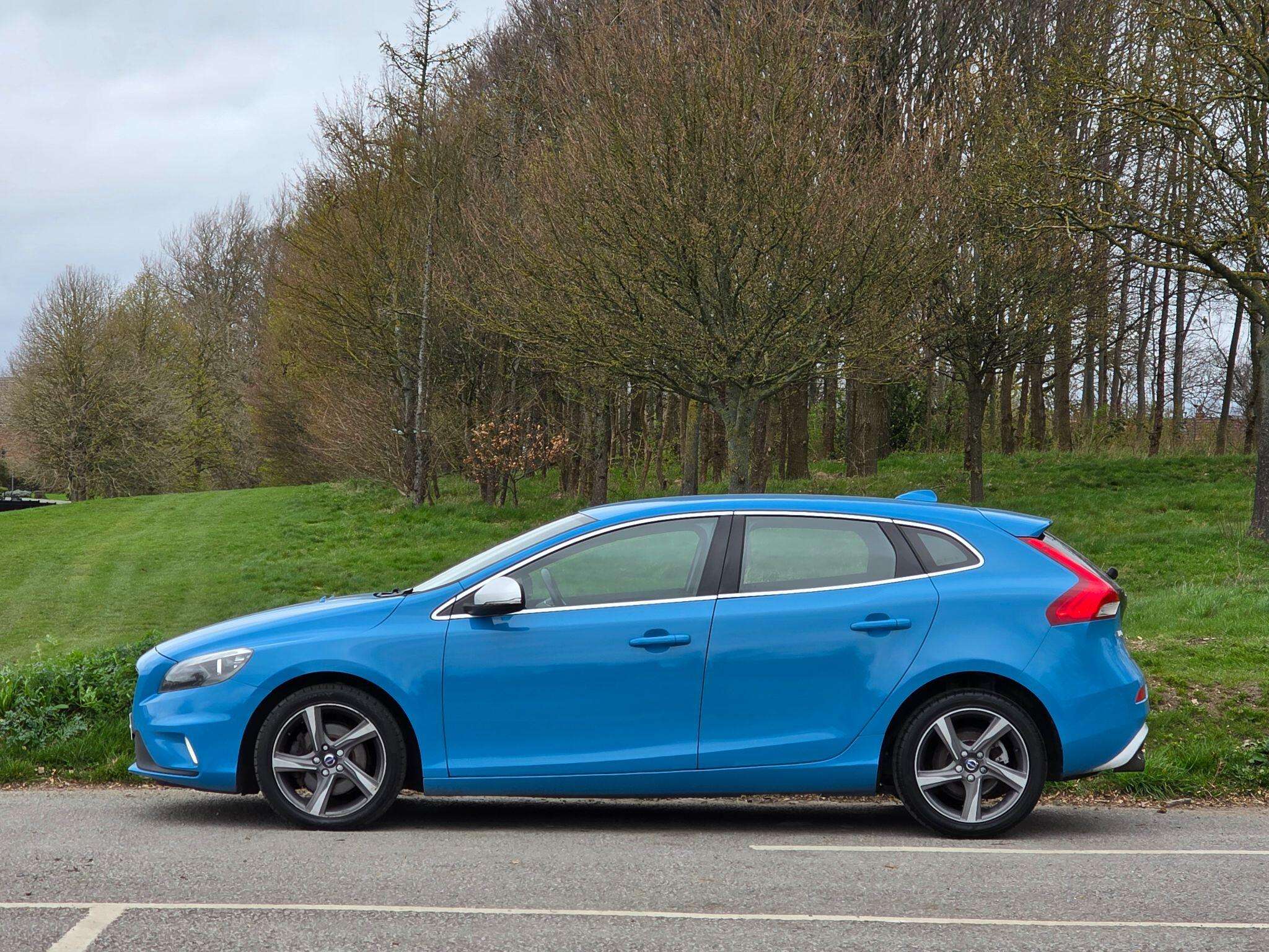 A 2015 VOLVO V40 2.0 T2 R-Design Euro 6 (s/s) 5dr A 2015 VOLVO V40 2.0 T2 R-Design Euro 6 (s/s) 5dr
