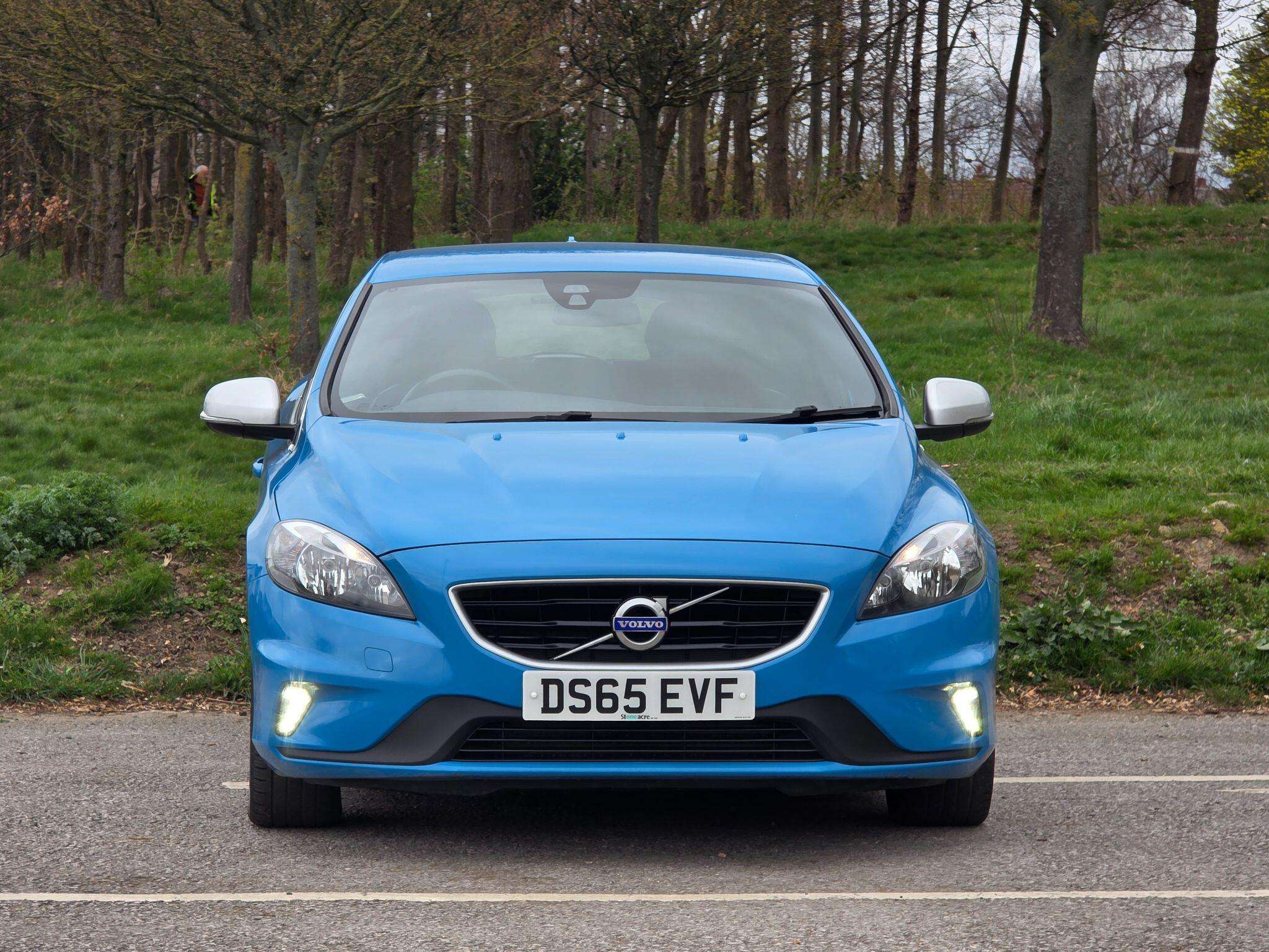 A 2015 VOLVO V40 2.0 T2 R-Design Euro 6 (s/s) 5dr A 2015 VOLVO V40 2.0 T2 R-Design Euro 6 (s/s) 5dr