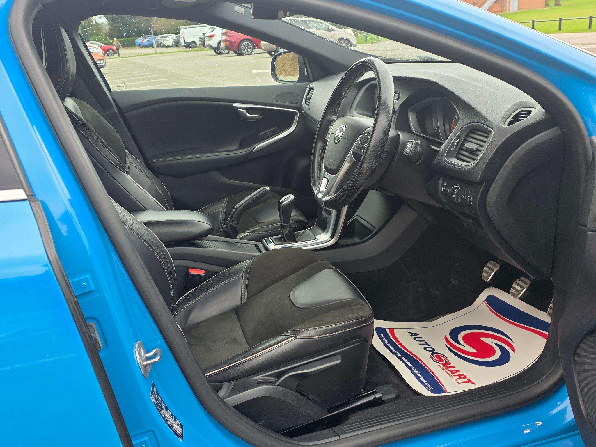 2015 VOLVO V40 2015 VOLVO V40